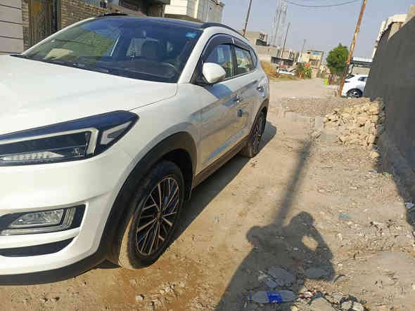 السلام عليكم ورحمه الله وبركاته 
من رخصة الادمن المحترم 
هونداي توسان 2020 - وارد خليجي - رقم بغداد :
 * مكفولة (كير، محرك، صبغ).عده البارد بالباب الخلفي كلش بسيط موجود بالصوره 
السيارة فول مواصفات 
الممشى: 64  كيلومتر فقط.

المحرك: دوش   سعة 2000 
التسجيل: رقم بغداد - تحويل مباشر 

المواصفات: فول 
*شاحن وايلر لس 
*منافذ usb 
*مثبت سرعه
*نضام aps 
 *  مراي شفط  مع إشارات جانبية بيها 
 * الكشنات جلد ، تحكم كهربائي كامل.
*كاميرا عدد 2 أمامية والخلفيه موجهة مع حركة الستيرن. 
 * الحساسات :
 حساسات أمامية وخلفية
حساس تنبية نقطة عمياء ، حساسات ابواب, حساسات انطلاق 
*بانوراما 
 * التشغيل: بصمة  عدد 2

 * التبريد: تبريد قطعتين  

 * شاشة  بلادي 
بلوتوث وانترنت اندرويد كار بلي 

 * التحكم: تحكمات ستيرن كاملة (تحكم ، ميديا، مثبت سرعة.... ).
واحهة كروم كامل 

 مقاس الاطار 19 
   * تخم تايرات جديد.
   * دوشمة جلد جديدة.
   * الدشبول مطعم عسلي واسود

السيارة جداً نظيفة، ستخدام كلش قليل 

السعر: 215 وبي مجال 
الموقع: بغداد .

السيارة باسمي 
للتواصل: ***********
