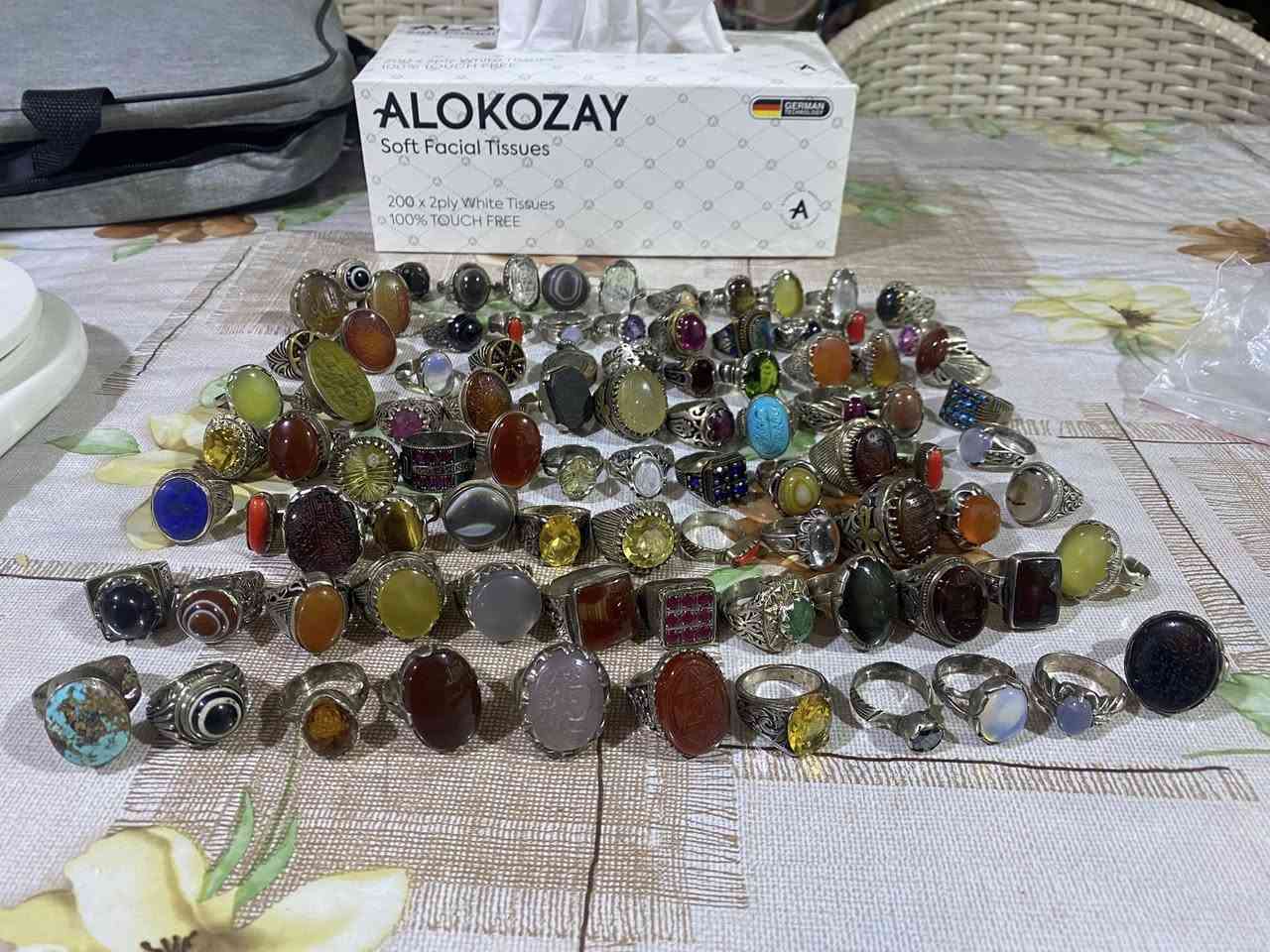 هذه وجبة خواتم جديدة غير مستعملة مثل ما موضح بالصورة انواع متعددة من الياقوت والزمرد واليماني بانواعه القديم والحديد والمرجان والزمرد والزبرجد والاوبال المكفول بشهادة ودر النجف الاصلي ابيع بسعر يكون منصف بما يرضي الله والتوفيق للجميع


**إذا كنت صاحب هذا الإعلان وتريد حذفه لأي سبب، رجاءا أرسل رسالة إلى الدعم الفني**