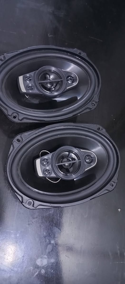 السلام عليكم زوج سماعات مال سياره للبيع ب80قفلتُظهر الصورة زوجاً من مكبرات صوت السيارة البيضاوية، والتي تم تحديدها على أنها مكبرات صوت Pioneer TS-A6997S. هذا الموديل هو مكبر صوت محوري مقاس 6×9 بوصة مصمم للاستخدام في أنظمة الصوت بالسيارات..

￼AliExpress +1

المواصفات الأساسية:

الموديل: TS-A6997S.

النوع: مكبر صوت محوري بـ 5 اتجاهات (5-Way).

المقاس: 6 × 9 بوصة (حوالي 16 × 24 سم).

القدرة القصوى: تصل إلى 750 واط كحد أقصى (Max Power).

استجابة التردد: 30 هرتز إلى 36 كيلو هرتز.

الحساسية: 92 ديسيبل.

المقاومة: 4 أوم. 

￼AliExpress +2

تُعد هذه المكبرات خياراً شائعاً لترقية أنظمة الصوت في السيارات نظراً لقدرتها على التعامل مع نطاق واسع من الترددات

السلام عليكم زوج سماعات مال سياره للبيع ب80قفل


**إذا كنت صاحب هذا الإعلان وتريد حذفه لأي سبب، رجاءا أرسل رسالة إلى الدعم الفني**