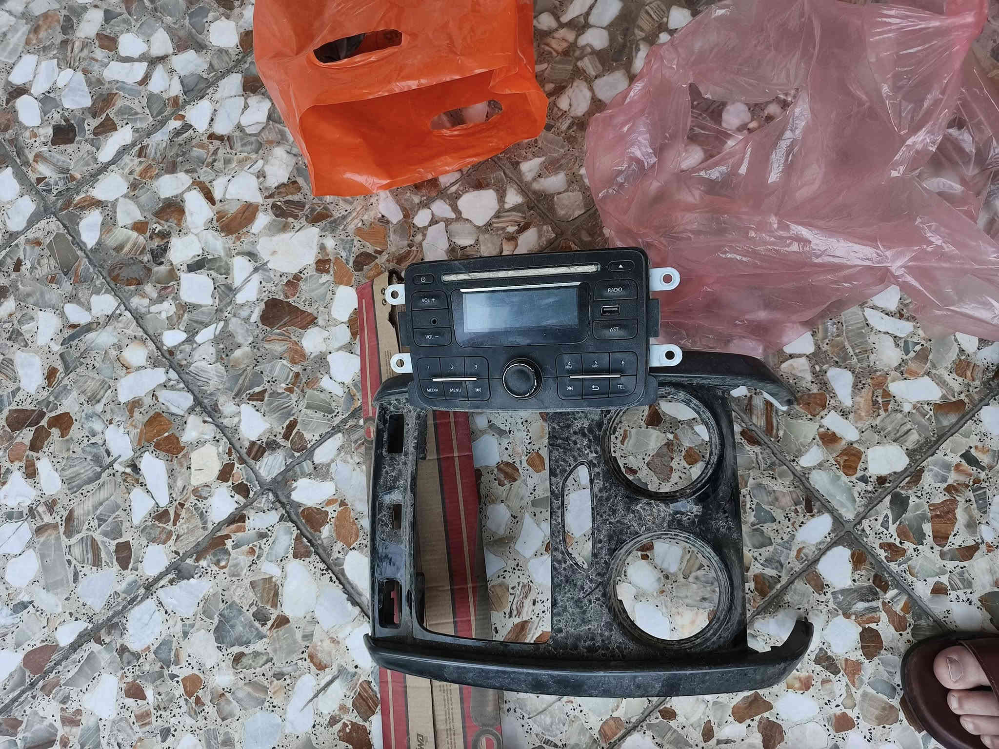 السلام عليكم 
للبيع ادوات رينو داستر 2018
 دبل امامي عدد 2 جديد
دبل خلفي عدد 1 جديد
زوج مري جانبية بلادي
مسجل بلادي
كفر مسجل بلادي 
قاعدة فيت بم جديدة
ابيع شلعة وما عندي توصيل تجيني للبيت تاخذهن
السعر 200000
*********** بغداد
