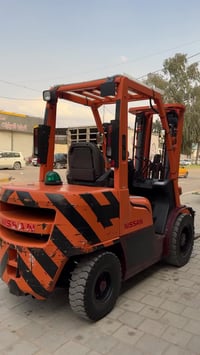 رافعة شوكية نيسان الحجم (3)طن (3)حركات (3)سلايتات موديل 2013 محرك ديزل...