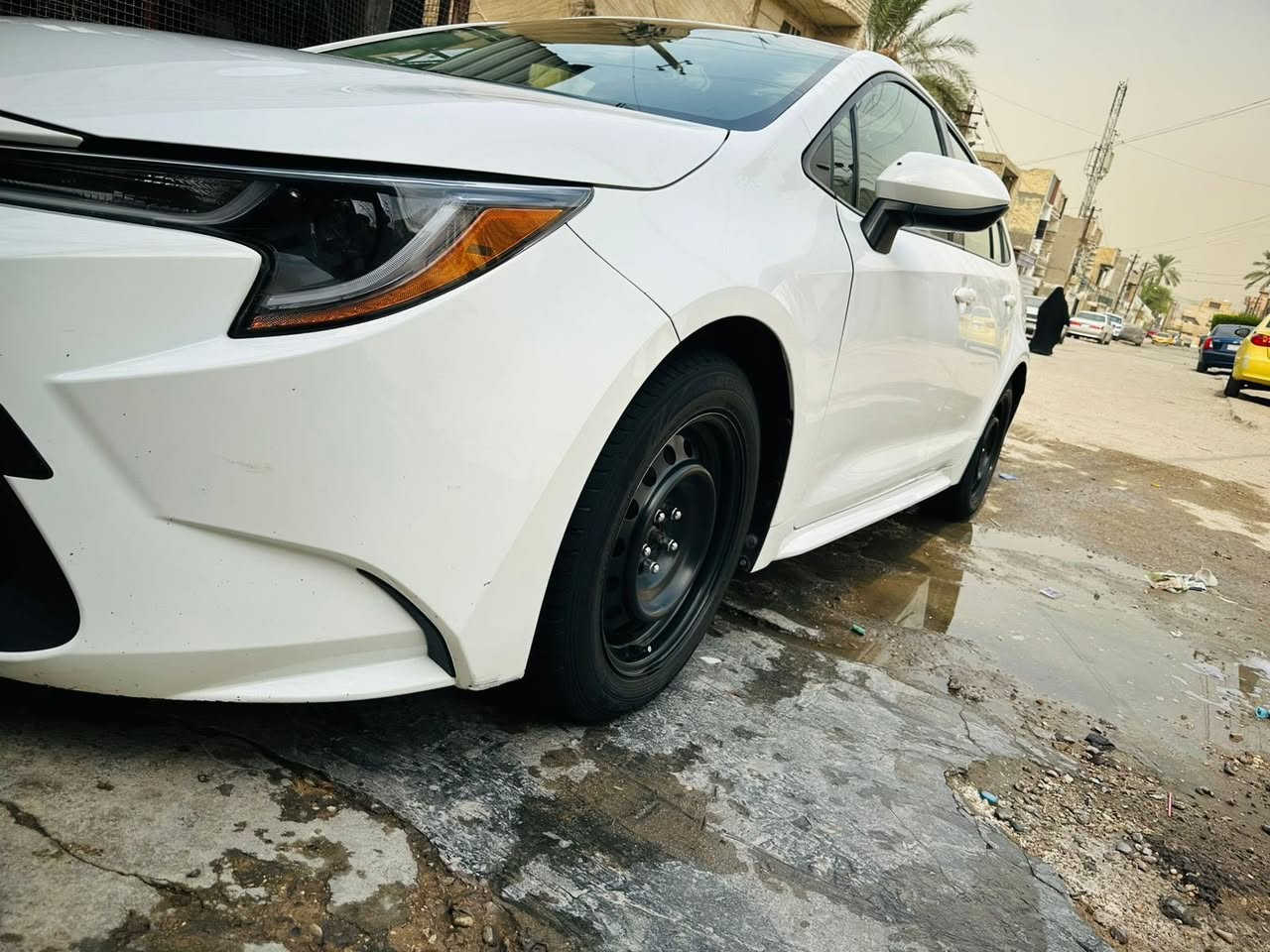 كورلا امريكي
موديل 2020 
السيارة بيهة بارد بالصندوق وبارد بالباب السكن 
وبيهة كم رصعه حالوب صارت عدنه بالعراق 
ماشيه تقريبا  71 
مكاني بغداد الجديدة 
بسمي السيارة 
***********
