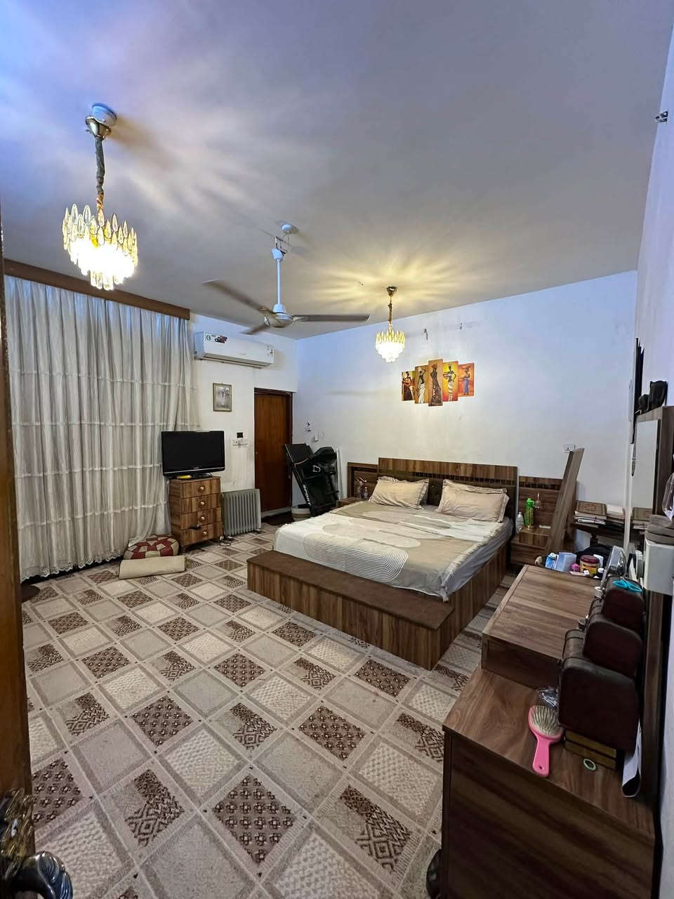 بيت مساحته 125 متر واجهه 5 ونص ونزال 23  يحتوي ع 4 غرف نوم  هذه الأطابق الأرضي  استقبال ومطبخ  وحمام غرفة سويت  والطابق الثاني هم غرفة سويت وثنين عادي وحمام 
شعب حي تجار 
للاستفسار الاتصال 

‭***********‬

‭***********‬
