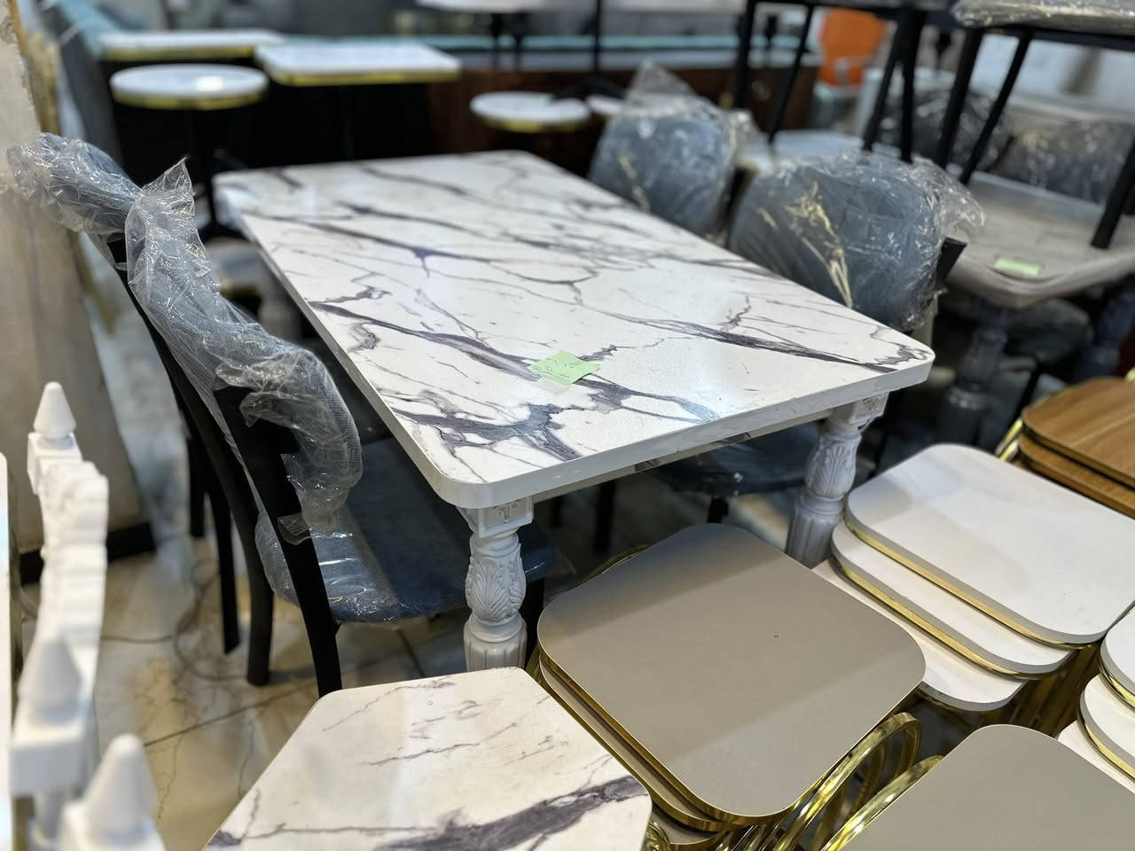 عرض خاص مجمع حسين الحسناوي 
ديوان ثقيل عشره مقعد 
اقماش خاولي 
350الف سبعه متر مع اربع كوشات 
***********
