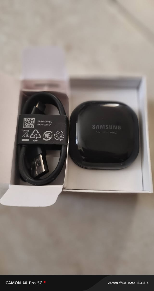 ​🎧 سماعة بلوتوث سامسونج جالاكسي بودز لايف (Samsung Galaxy Buds Live)
سماعات الأذن المصممة للاستمتاع بكل لحظة! بتصميم مريح وتناسب ذكي يتيح لك الاستماع لمحيطك الطبيعي، مع مكبر صوت محسّن لتجربة صوتية لا تُنسى.
​🌟 أحدث تصميم في عالم السماعات اللاسلكية
​تتميز سماعات Galaxy Buds Live بتصميم جذاب وفريد يبرز داخل أذنك، حيث يعكس منحنيات الأذن والوجه لمظهر طبيعي وخلاب بلمسة لامعة، وتأتي مع علبة فخمة مستوحاة من صندوق المجوهرات لتناسب يدك أثناء التنقل.
​✨ ميزات ستغير تجربتك اليومية:
​راحة طوال اليوم بدون إرهاق: تصميمها المريح يوفر تناسباً محكماً وغير مزعج داخل الأذن، وتأتي مع حجمين من قطع التثبيت لتضمن المقاس الأفضل لك.
​إلغاء الضوضاء النشطة (ANC) للنوع المفتوح: نظام ذكي يمنع الضوضاء ويقلل من أصوات الخلفية المزعجة، دون أن يفوتك ما هو مهم (مثل الأصوات البشرية والإعلانات التنبيهية)، كل ذلك بمجرد ضغطة مطولة لتشغيله.
​صوت عميق يحيط بك (AKG): تعمل المكبرات ذات قطر 12 مم بتقنية صوت من AKG العالمية لتقديم صوت واسع، بينما يساعد المشغل الكبير ومجرى تدفق الهواء في إصدار "باس" عميق وسلس.
​تجربة سينمائية مع صوت 360 درجة: يوفر نظام الصوت المحيطي تجربة سينمائية لافتة للنظر؛ ومع تقنية Dolby Head Tracking و Dolby Atmos، ستشعر وكأنك في وسط المسرح محاطاً بالصوت بتفاصيل مذهلة.
​مكالمات بنقاء الكريستال: بفضل 3 ميكروفونات مدمجة ووحدة استقبال الصوت (VPU) التي تلتقط حركة واهتزاز فكّك وتحولها إلى إشارات صوتية واضحة، ستحصل على أفضل جودة مكالمات حتى في وسط الضوضاء الشديدة.
​مساعدك الذكي مستعد دائماً: يستيقظ مساعد Bixby بصوتك فوراً، مما يتيح لك التحكم في هاتفك، إدارة المكالمات، ضبط مستوى الصوت، أو التحقق من الطقس دون أن ترفع إصبعك.
​🔋 بطارية تدوم لساعات.. وتستمر للمزيد!
​ابقَ مشغولاً بالصوت خلال العمل واللعب مع بطارية طويلة العمر:
​تصل إلى 6 ساعات من الاستماع المتواصل للشحنة الواحدة.
​تصل إلى 21 ساعة إجمالية مع حافظة الشحن الأنيقة.
​📱 توافق تام مع جميع الأجهزة
​السماعة متوافقة بالكامل مع نظامي أندرويد وآي أو إس؛ فقط قم بتنزيل تطبيق Galaxy


**إذا كنت صاحب هذا الإعلان وتريد حذفه لأي سبب، رجاءا أرسل رسالة إلى الدعم الفني**