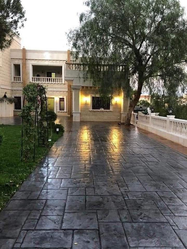 شركة الصادق 
نموذج من اعمالنا ستامب كونكريت
كونكريت ملون مطبوع  أجمل طريقة لتأهيل 
ساحات المنازل والفلل والمنتجعات السياحية والمساحات الحرة  وهو الاقوى لتحمل ضغط السيارات وعوامل الجو،،،،،، 
✅تفاصيل العمل 
1نايلون+Brc
2 كونكريت 10سنتيم c30 قابل لزيادة
3المواد المستخدمة بالعمل Dcb
4قص جويانات لمنع كونكريت من التفطير
5غسل وتنضيف الرضية  
6السلر او الايبوكسي المرحلة النهائية لتثبيت اللون والمعان وحماية
✅يمكنك تقديم نموذج معين الجميع اللوان والنقشات مجانأ
نغطي كافة المحافظات #بغداد 
المنظر العصري للبيت اجمل  طابع عصري يتلائم مع الحداثة
#اسعار خاصه للمشاريع والاسكانات والاماكن التابعة لأمانة بغداد 
مواقعنا بتشهد بنظافة عملنا 
#اللأستفسار  اتصل على 
*********** واتساب
