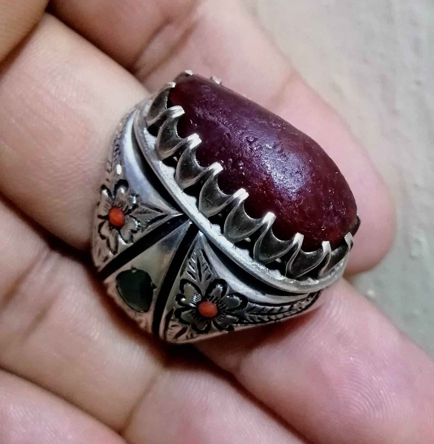 المميزون في نشرنا الباقون على عهدنا بأن ننشر لكم النوادر من الأحجار النفيسه التي يبحث الهوات عنها نقدم لكم جوهره من العقيق اليماني القديم المسمى ((الدلو)) يمتاز بصياغه الفنان نذير ال ياسين للبيع على الخاص اوالاتصال على الرقم التالي ***********
