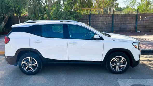 GMC terrain SLT 2020
جمسي تيران ابيض 20 مواصفات  اس ال تي
تشغيل عن بعد وبصمه اربع ابواب
كراسي جلد رصاصي كهرباء خزن ميموري هيتر
رادار  تحكم ستيرن مثبت سرعه
صندوق كهرباء وينفتح ع القدم
لايت ليد امامي خلفي
مري وسطيه وجانبيه تعتيم تلقائي مري قلاب
فور ويل  AWD  
مكينه 1500 تيربو
 ماشيه قليل 44 كيلو 
السياره استعمال شخصي مامتعوبه
كير 9نمر
 رقم نجف بسمي
الضرر جاملغ وبنيد  
السعر 167
***********
