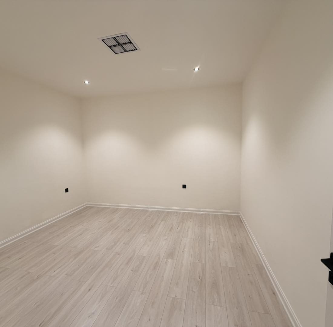 خانووی تازە  بــۆفرۆشـــتن
ناونیشان : سلێمانی -بەکرەجۆ  نزیک دەروازە کۆڕنیش  -  جادەی ١٢ مەتریی - ڕووی سلێمانی - واجیهەی ١٢ مەتر
ڕووبەری(105) مەتر دووجایە
دووقات بۆ دوو ماڵی جیا 
پێک هاتووە لە ( هۆڵ ومەتبەخی کراوە- 2نوستن - مشتەمەلات) - مشتەمەلاتی دەرەوە
 ڕووکاری ئەسترۆپۆڵ - ئەرزی تەختە - سەقفی کناف - سیستمی ڕووناکی لینەر - دەسکی سمارت- ئەلەمنيۆم و شوشەی دەبڵ جام - توالێت و خەڵاتی دفن، سیستمی بوستەر 
دەکتی موبەریدە ی جیا بۆ هەردووقاتەکە )

شوێنێکی زۆر باشە و هەموو خەدەماتێکی هەیە 
نزیکە لە ( ماجدی مۆڵ - دەروازە کۆڕنیش - خەتی پاس- بازاڕو مارکێت -قوتابخانەی سەرەتایی و دواناوەندی - ساحەی نەورۆز - ئیتالیا ئایسکرێم )
نرخی (875) وەرەقە و  مەجالی تێدایایە بۆ موشتەرییە بەڕێزەکان 

‎بۆ بینینی موڵکەکە پەیوەند بکە بە ***********
