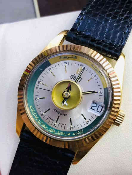 ساعة دليل المسلم ( DALIL) اوتماتيك 
سويسري اصلي انتاج الثمانينات 
تغليف ذهب - بوصله لاتجاه القبلة 
لوك غير مستعملة  
للاتصال ***********
