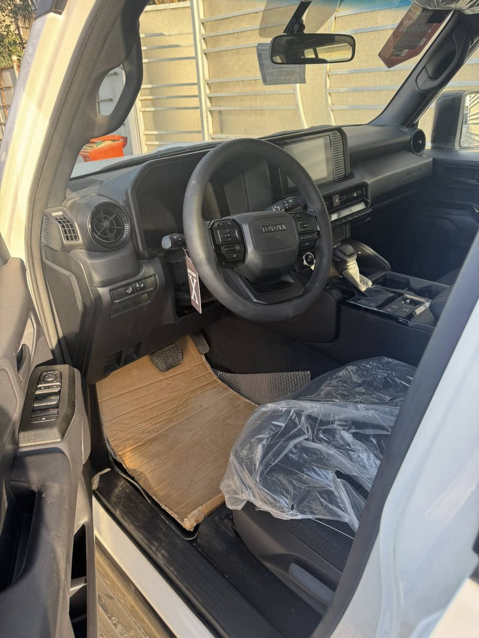 برادو ٢٠٢٤ جديده ماشيه ٥٥٠٠ بعده حاله وكاله مكفوله من كلشي من رقم للرقم مزود عليه سبايدر ودوسات اصليه ويل ادفنجر مع اطار برجستون ياباني رقم بغداد وباسمي تحويل مباشر مواصفات معروفه مكانه بغداد شارع فلسطين والسعر ٤٢٥٠٠. والشراي يتصل ع *********** ملاحظه مزوده بحدود ٢٠٠٠ دولار
