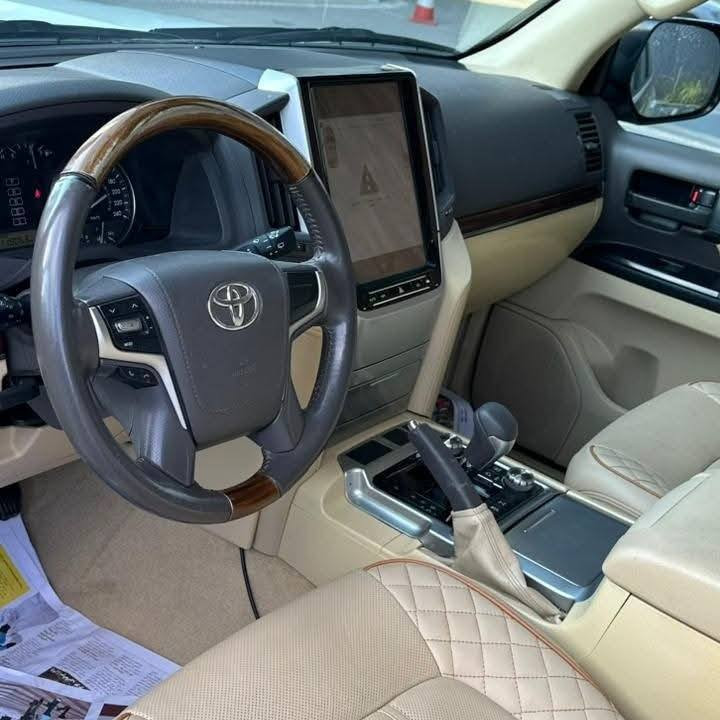 تويوتا لاندكروزر 2017 فئة GXR
مكينة V8 سعة 4.6
بلا صبغ وبلا ضرب – نموذج بالنظافة
ماشية فقط 115 ألف كم
التحويل والوكالة بشرط
المواصفات:
سلايد
كراسي كهرباء + جلد
كاميرا 360
حساسات أمامي وخلفي
ثلاجة
تبريد مركزي
لايت LED وزينون
بلاگكتور
مرايات إشارة + مرايات شفط

🟦 السعر :: اطلبه بالكومنت ويوصلك خاص 📩

الگير والمكينة بشرط
ما بيها أي مشكلة

أرقام صاحب السيارة:
***********
***********
