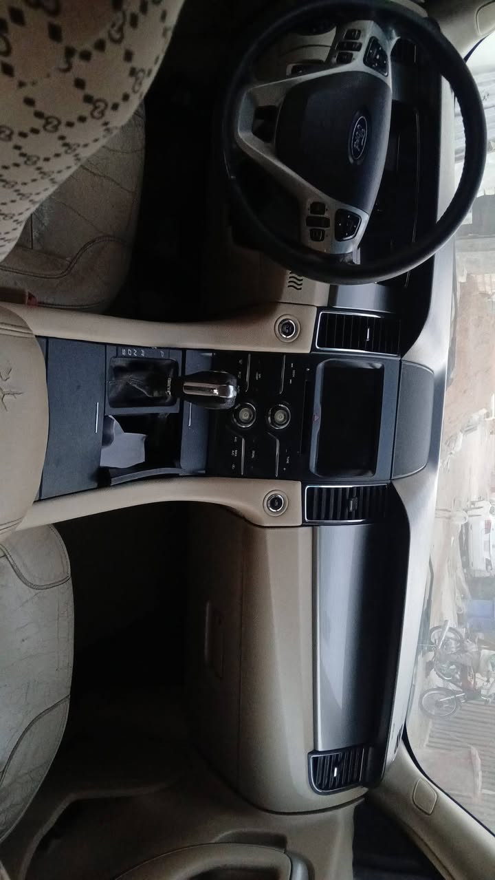 فورد تورس أمريكي ١٣مصبوغه حزام السياره فول فتحه تشغيل عن بعد رقم انكليزي بغداد الغرفه بيجي بصمه السنويه ٢٧ بيها فقط بلك حاشر يعني تفتحه او طلعه يمك ظلت السعر ٨٥
