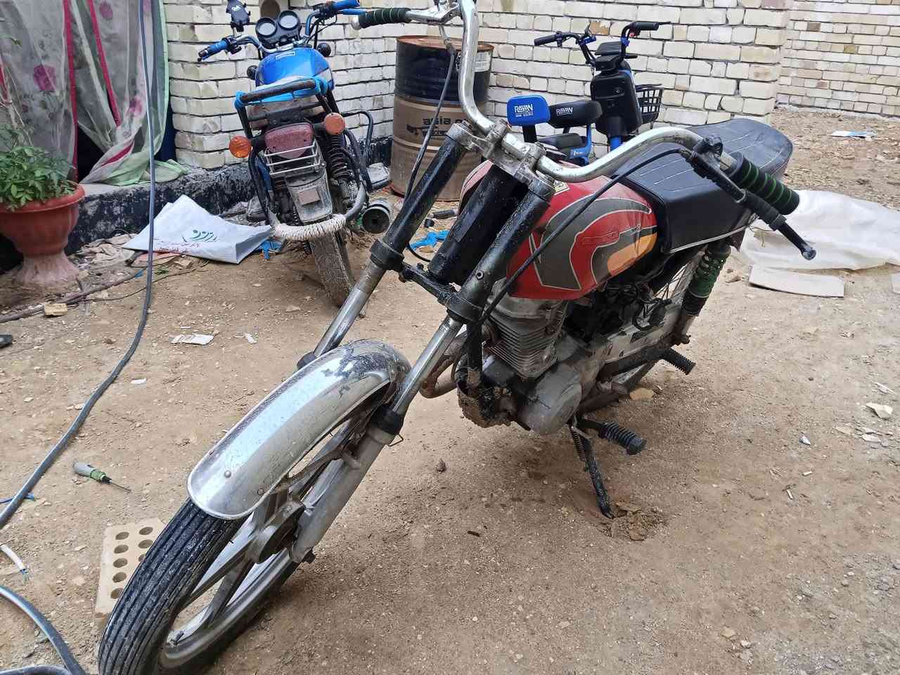 سلام عليكم اخوان أهل التعمير لو أهل الدراجات الإقتصادية هاي تفيدكم اربعه كير كلك مكينتها بيها نضوح بس شغاله ما صارلي هواي من اخذتها من صديقي  سعرها 150 بيها مجال بسيط حك الجيه وتدللون رقمي للمراسله *********** مكاني كربلاء حي الامامين
