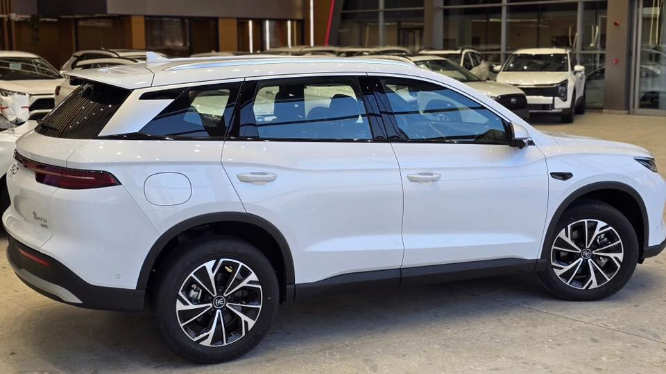 🔥    BYD Song Pro 2025 (DM-i)
أبرز المواصفات : 
⛔️ نظام هايبرد متطور (DM-i)  
⛔ محرك بنزين 1.5 لتر + محرك كهربائي 
⛔️ مدى إجمالي يتجاوز 1000 كم
⛔️ استهلاك وقود خيالي (3.8 لتر/100كم) 
⛔️ بطارية Blade Battery الفائقة الأمان 
⛔️ شاشة ذكية دوارة مقاس 15.6 بوصة 
⛔️ نظام قيادة شبه ذاتي DiPilot 
⛔️ كاميرات محيطية 360 درجة (رؤية الهيكل الشفاف) 
⛔️ تقنية V2L (لتشغيل الأجهزة الكهربائية الخارجية) 
⛔️ مقاعد جلدية فاخرة بتحكم كهربائي 
⛔️ شحن سريع للبطارية (DC) 
⛔️ نظام دخول وفتح ذكي
⛔️ صندوق خلفي كهربائي واسع 
⛔️ نظام ترفيهي DiLink يدعم التطبيقات
⛔️ مصابيح LED أمامية وخلفية بتصميم عصري
⛔️ تتسع المقصورة ل 5 ركاب 
⛔️ إشارة في المرايا الجانبية 
⛔️ أوضاع القيادة Drive Mode 

لأي استفسار يرجى الاتصال على الرقم :- 👇🏽

***********

أو زيارة موقعنا :-  بغداد -  عويريج  مقابيل مخابز باب الاغ
 علما هديه 🎁 تبديل دهن وفحص كامل للسياره وبدون دلاليه
