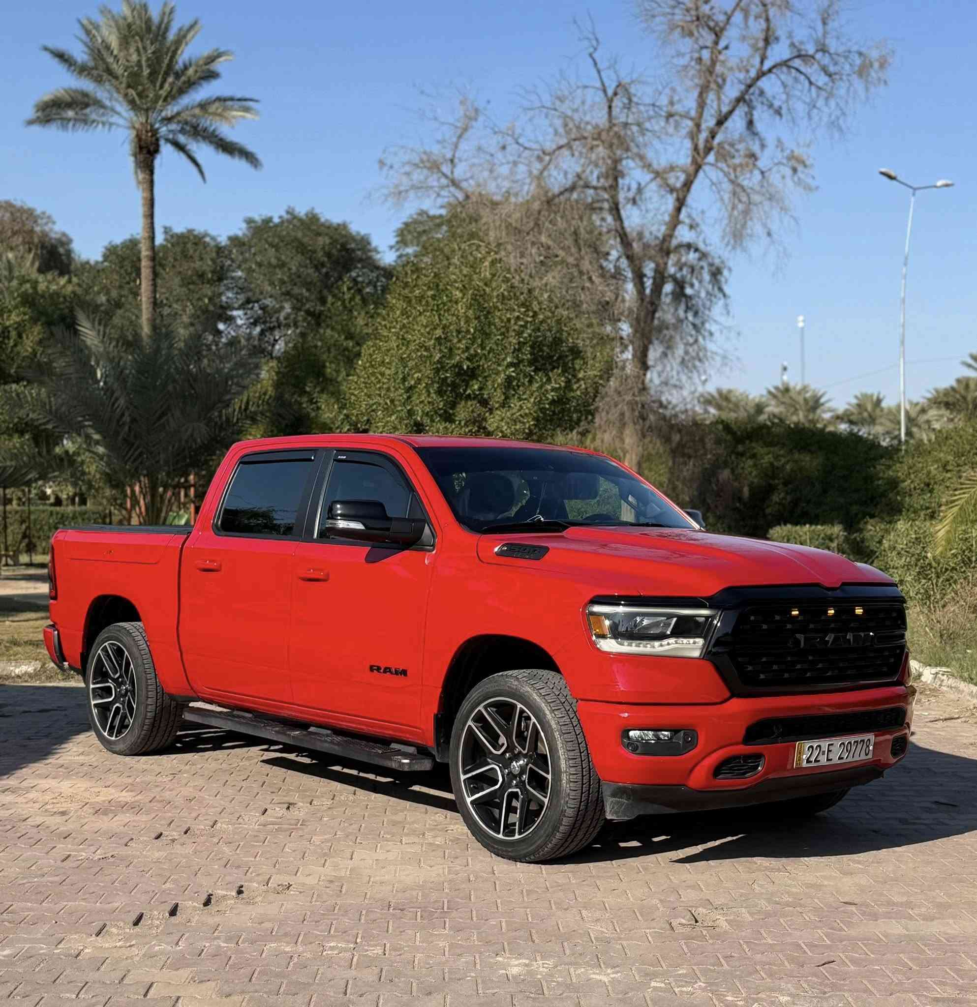 السلام عليكم
دوج رام  
‏ (Big Horn )
موديل : 2021 
ماشية : 69 الف 
المواصفات 
بصمة 
شاشة 
كاميرا 
تحكم ستيرن جهتين 
كروز سرعة 
المكينة 8 سلندر 
 5700 
لايت زنون 
لد امامي 
بلوجكتور لد 
حساسات امامية + خلفية 
كشنات جلد
كشنات كهرباء 
باب طويلة 
بدي كصير 
مري شفط كهرباء 
اشاير بالمري 
دوسات 
ويل كب كروم 
قطعتين تبريد 
دبل كزوز 
رادارات 
تحديد مسار 
قيادة ذاتية 
تشغيل عن بعد 
سايد بريك دكمة 
باب الخلفي كهرباء 
صندوك خلفي 
(رقم أربيل الجديد بأسمي وكالة او تحويل )
الحادث : جاملغ + ربع بنيد صبغ + باب السايق مبدل نفس الون . بدون اي دواخل 
( صور الحادث مرفقة ) 
السيارة جديدة جداً بدون اي نقص 
السعر : 345 وبيها مجال 
العنوان : بغداد الكاظمية قرب مرور الكاظمية معارض جكوك معرض الرحمن . 
للاستفسار 
عبدالرحمن 
 *********** 
 ***********
