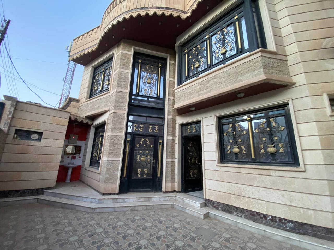 مشتمل للبيع في حي صلاح الدين 
مساحة 150 متر  يحتوي على ثلاث غرف نوم بيت درجة اولى 
للمزيد من التفاصيل الاتصال على ***********
