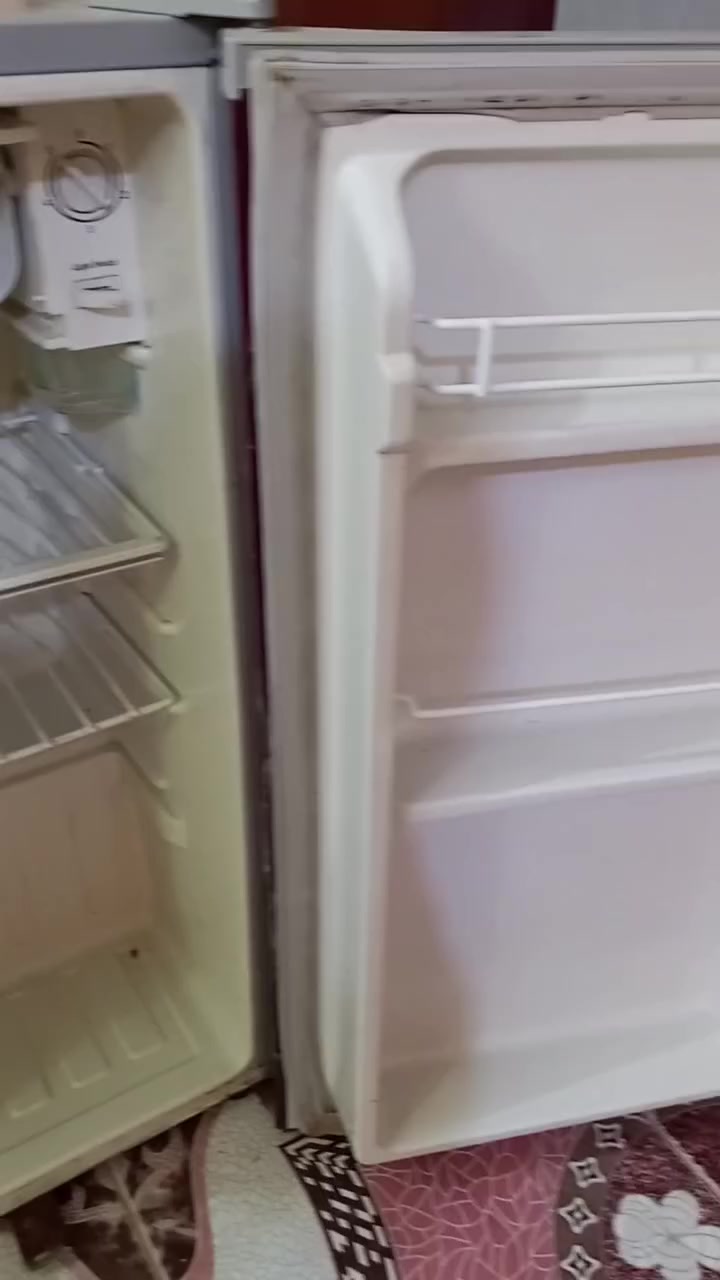 السلام عليكم ثلاجه شغاله حجم صغير تجميده فول بس عوزه اكوب مابيه نضيفه محتاج اريده 60//قفل الشراي يجي خاص//***********//المايشتري لايشلع كلبي
