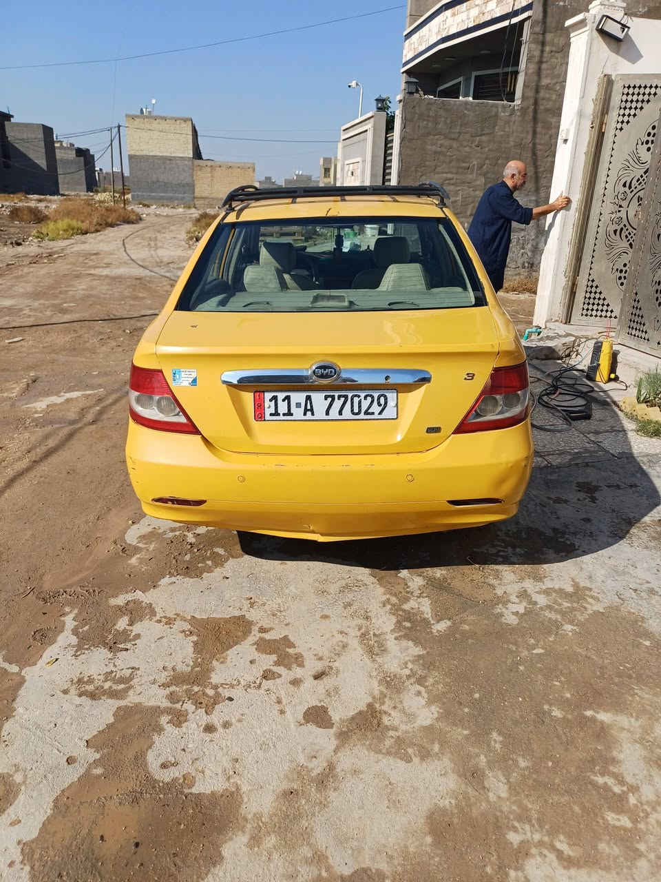 بيوايدي ٢٠١١ للبيع السيارة باسمي تحويل ثاني يوم رقم انكليزي جديد هيئة غرامات مصفرة مكينة كير جديد يحتاجلها دبلات خلفية الكشر شوفت عينك السيارة موجهة السعر ٤٠ ورقة مكاني الكاظمية ***********
