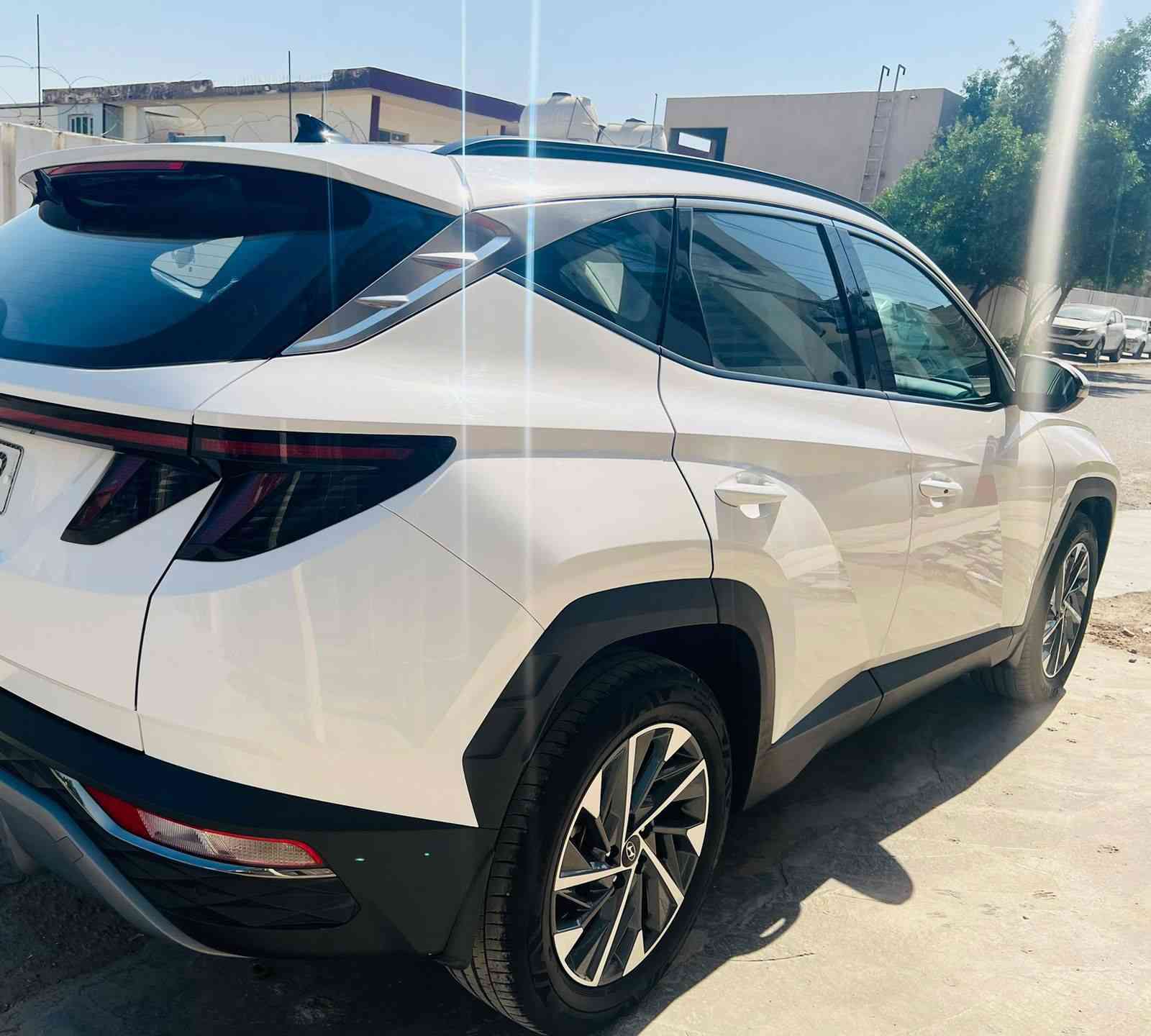 هونداي توكسان خليجي
مكفوله من صبغ او تبديل بيه اصبع بارد باب صدر من جوه متبين 
موديل 24 
داخل ابيض 
شاش تاب 
كراسي كهرباء 
نفكيشن 
تشغيل عن بعد 
ويل كب حجم 19 
ماشي 36 الف 
كامره 
حساس امامي خلفي 
ترحيب بيبان 
ابواب بصمه 
قطعتين تبريد 
سايد بريك كهرباء
محرك 2000 الفين دوش 
رقم بغداد حي جامعه 
تلفون ***********
