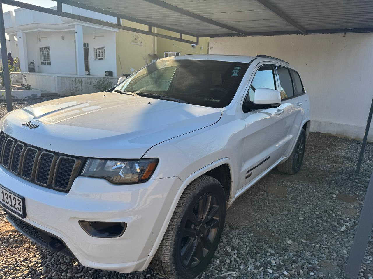 السلام عليكم Jeep كراند شيروكي للبيع  موديل 2017 فول مواصفات ضرر 3 قطع بدون دواخل  السعر 215 وبيها مجال رقم دهوك شمالي باسمي العنوان الشرقاط ***********
