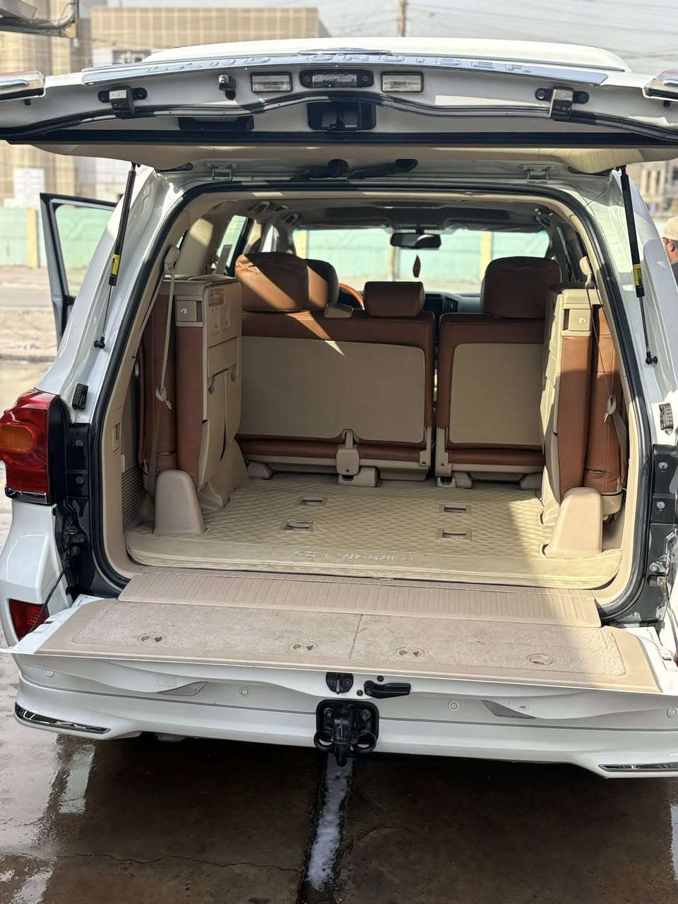 السلام عليكم
بيع مستعجل 
سياره لاند كروز 
موديل 2014 
فئه الفطيم اصل  
ربع الجاملغ الخلفي ربع صبغ 
ونص الجاملغ الامامي 
فقط اما الباقي كفاله 
كير مكينه حداديه كفاله. 
تخم تاير
 تاير جديد
رقم انكليزي جديد 
ترايها خير من الله 
     مواصفات 

سلايد روف 
اشاير بل مري 
كشن سايق كهرباء
طفايه بل رجل 
٨ ايرباك 
ماشيه 95,000 حقيقي 
السعر 35,000$ 
لتواصل *********** 
العنوان : بغداد _ الجديده
