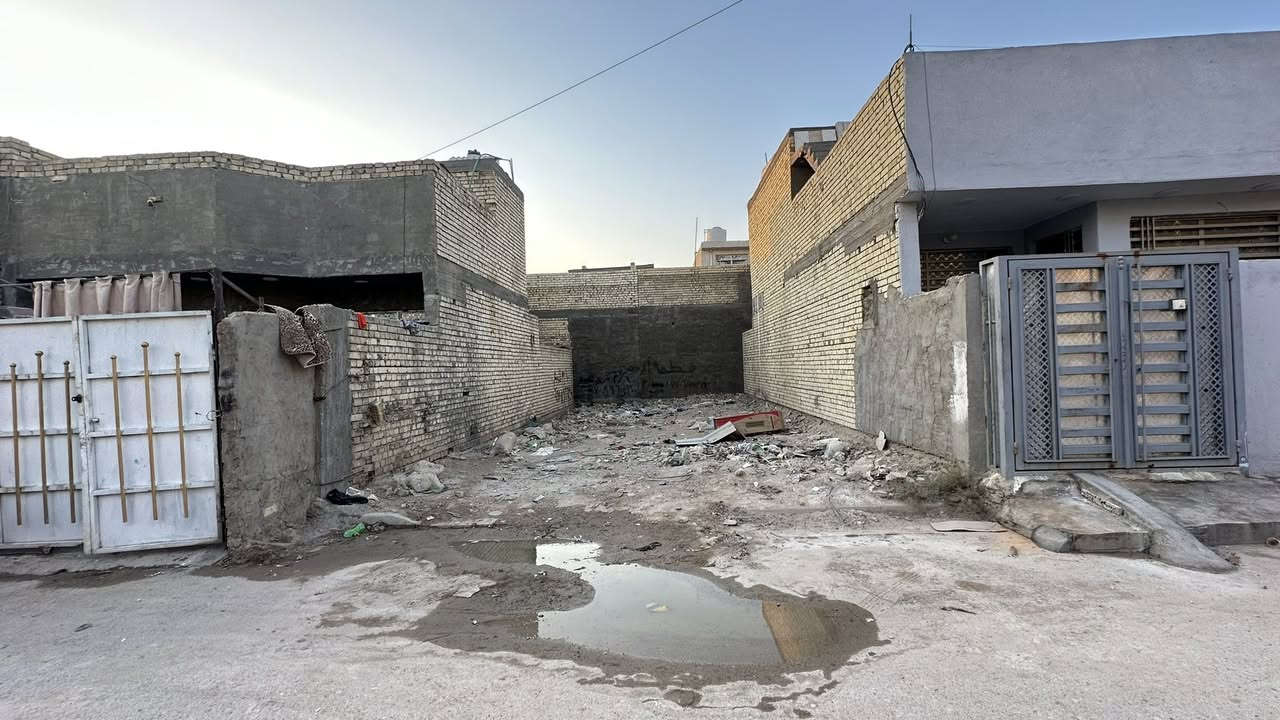 السلام عليكم قطعة الارض للبيع منطقة الرائسه نهاية شارع الساده منطقة ابو علي الدراجي 

المساحة: مية متر واجه سبعه ربع والنزال 15 متر  .

الوجه ٧ الا ربع والنزال ١٥ متر 

المنطقة راقية ومخدّمة بالكامل — تبليط، ماء، كهرباء، وكل الخدمات متوفرة.

الأرض داخل منطقة مبنية وساكنة، موقعها ممتاز وقريب من كل شي تحتاجه.

📞 للتفاصيل أو المعاينة، اتصل على

***********
