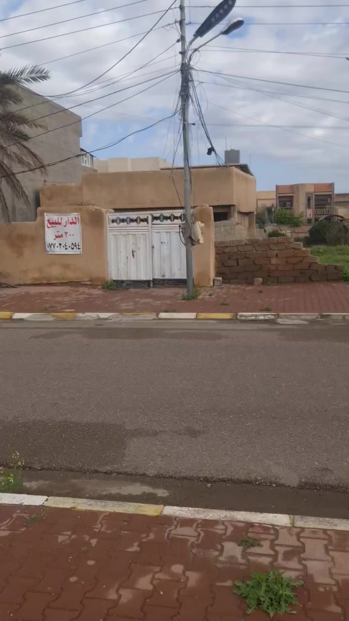 السلام عليكم
دار للبيع مساحه 300 متر في حي الزهور  قرب كليه التربيه للبنات بسعر مناسب 
للاستفسار ***********
