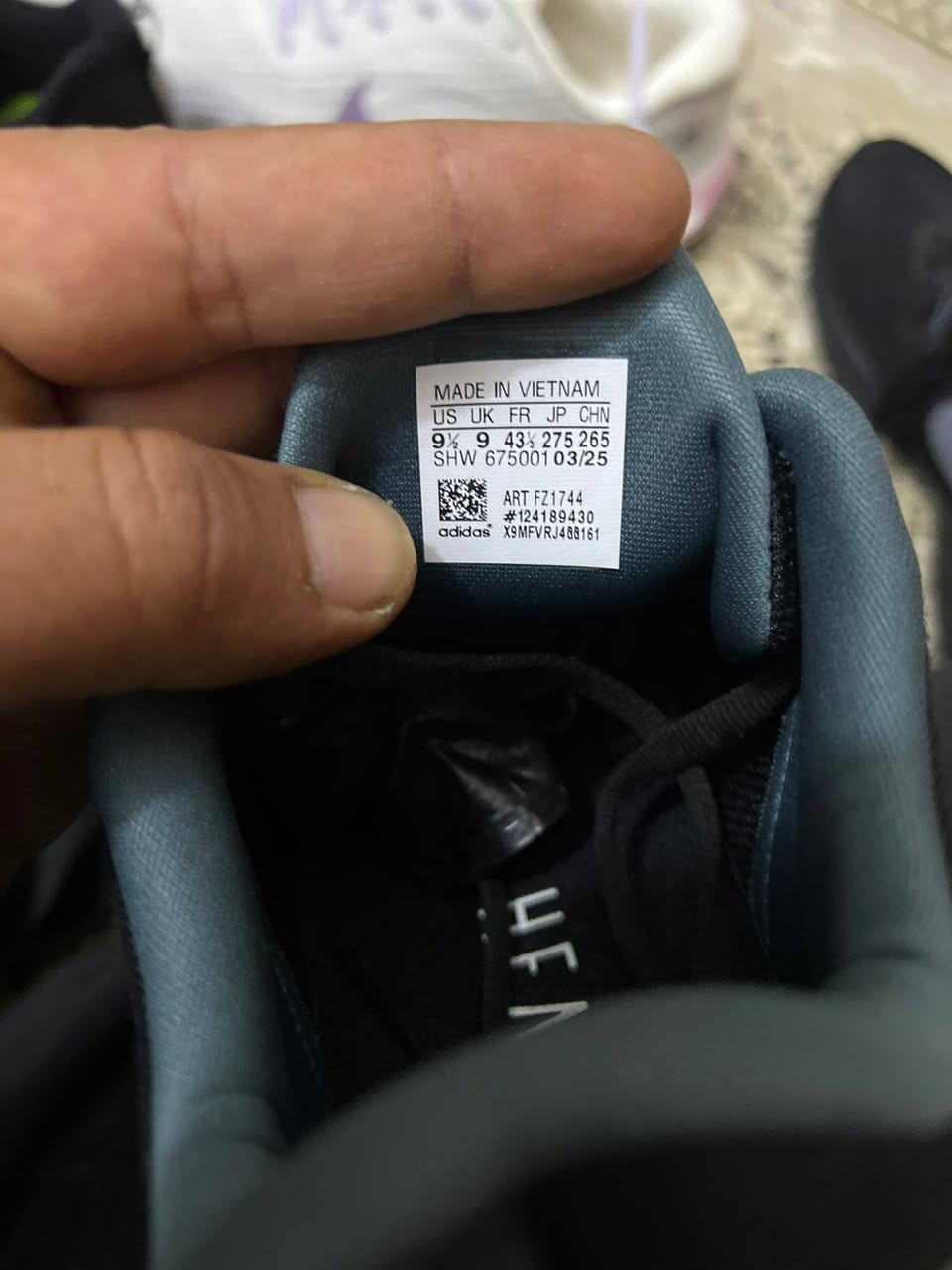 اديداس قياس 43 
سعره 25 
يوجد توصيل ***********
