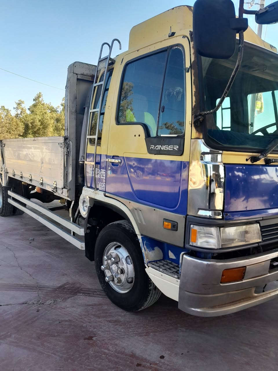 هينو طيره للبيع طول سته وربع بلادي مكينه ٧٠ عادي مكينه نضيفه بريك دهن المكان بابل ***********
