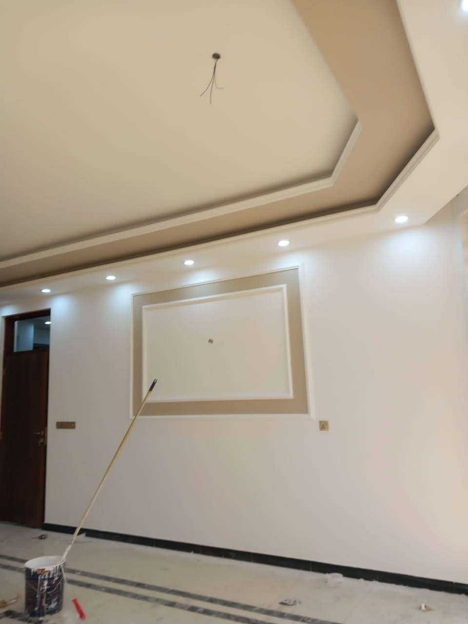 صباغ وديكورات اشتغل داخل وخارج 
ترميم وتسليح البيوت القديمه شبابيك وأبواب ***********
