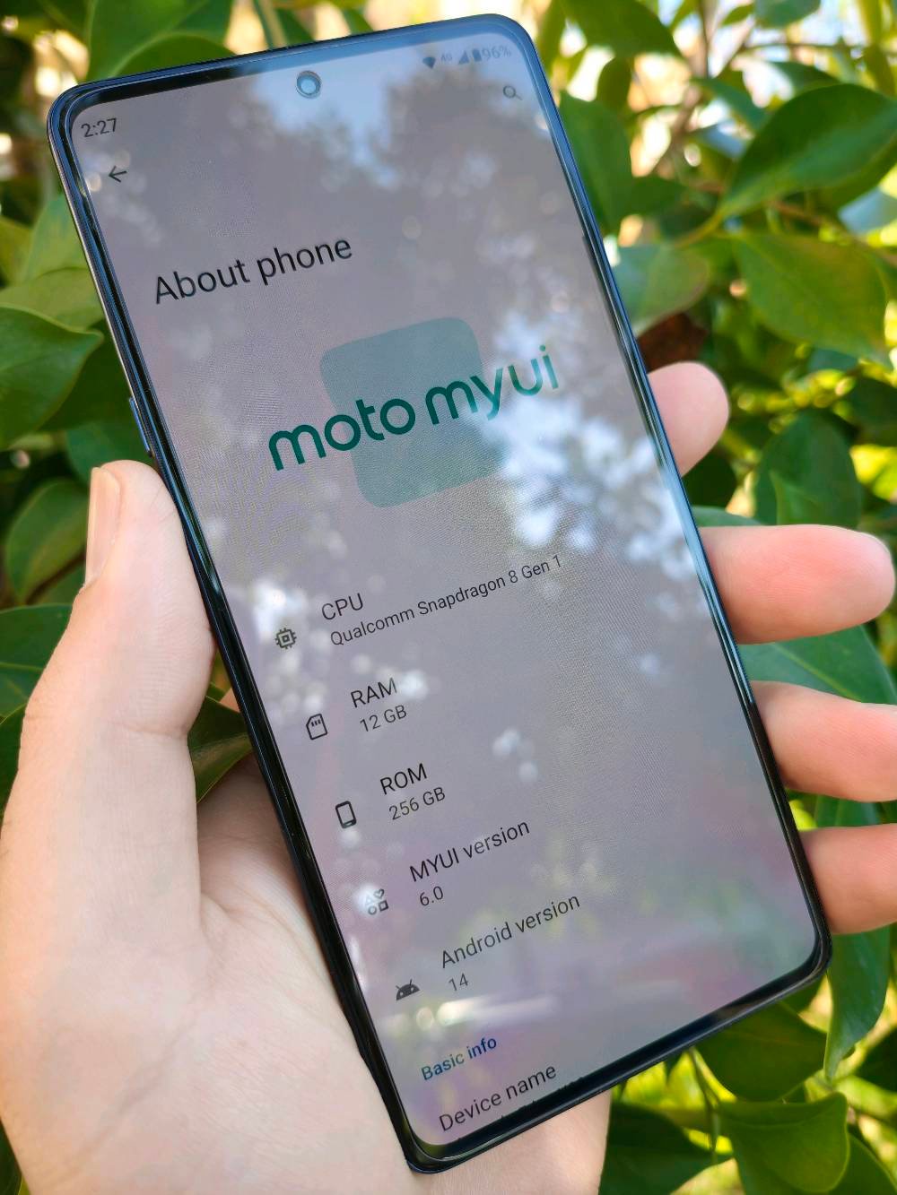 #𝗠𝗼𝘁𝗼𝗿𝗼𝗹𝗮_𝗘𝗱𝗴𝗲_𝗫𝟯𝟬
#موتورولا_إيدج_𝗫𝟯𝟬














نسخة الصين (ما تدعم اللغة العربية لكن تكدر تضيفها او اني اضيفها للنظام).

❌#بيع_فقط❌

  [المعالج]
* العليا: 𝗤𝘂𝗮𝗹𝗰𝗼𝗺𝗺 𝗦𝗻𝗮𝗽𝗱𝗿𝗮𝗴𝗼𝗻 𝟴 𝗚𝗲𝗻 𝟭 (تكنولوجيا 𝟰 نانومتر)، وهو من أقوى المعالجات التي تضمن أداءً فائقاً في الألعاب والتطبيقات الثقيلة.
 * معالج الرسوميات: 𝗔𝗱𝗿𝗲𝗻𝗼 𝟳𝟯𝟬، يقدم تجربة ألعاب مستقرة على أعلى إعدادات.

* الرام : 𝟭𝟮𝗚𝗕 من نوع 𝗟𝗣𝗗𝗗𝗥𝟱.

* التخزين:  𝟮𝟱𝟲𝗚𝗕 من نوع 𝗨𝗙𝗦 𝟯.𝟭.

* نظام التشغيل: أندرويد 𝟭𝟰 (واجهة 𝗠𝗬𝗨𝗜 𝟲.𝟬) مع تجربة قريبة جداً من الأندرويد الخام، مما يضمن خفة وسرعة في التنقل.

[الشاشة]
 * النوع: 𝗢𝗟𝗘𝗗 تدعم 𝟭 مليار لون.
 * المقاس: 𝟲.𝟳 إنش بدقة 𝗙𝗛𝗗+.
 * معدل التحديث: 𝟭𝟰𝟰𝗛𝘇 (أعلى من معظم المنافسين الذين يكتفون بـ 𝟭𝟮𝟬𝗛𝘇).
 * الحماية: طبقة 𝗖𝗼𝗿𝗻𝗶𝗻𝗴 𝗚𝗼𝗿𝗶𝗹𝗹𝗮 𝗚𝗹𝗮𝘀𝘀 𝟱.
 * الميزات: تدعم 𝗛𝗗𝗥𝟭𝟬+ وسطوع يصل إلى 𝟳𝟬𝟬 𝗻𝗶𝘁𝘀، مع معدل استجابة للمس (𝗧𝗼𝘂𝗰𝗵 𝗦𝗮𝗺𝗽𝗹𝗶𝗻𝗴 𝗥𝗮𝘁𝗲) يصل إلى 𝟱𝟳𝟲𝗛𝘇، وهو أمر مثالي للاعبين.

 [الكاميرات]
 * الخلفية (ثلاثية):
 * الأساسية: 𝟱𝟬𝗠𝗕 مع مثبت بصري 𝗢𝗜𝗦 وتركيز تلقائي مزدوج البكسل.
 * الزاوية الواسعة: 𝟱𝟬𝗠𝗕 بزاوية 𝟭𝟭𝟰 درجة، وتدعم أيضاً تصوير الـ 𝗠𝗮𝗰𝗿𝗼 (الأشياء القريبة جداً).
 * العزل: 𝟮𝗠𝗕 لقياسات العمق.

 * تصوير الفيديو:  𝟴𝗞  𝟮𝟰/𝟯𝟬𝗙𝗣𝗦 ، و 𝟰𝗞 𝟲𝟬𝗙𝗣𝗦 .

 * الأمامية (𝗦𝗲𝗹𝗳𝗶𝗲):  𝟲𝟬𝗠𝗕 ، بدقة 𝟰𝗞.
 
 * البطارية: 𝟱𝟬𝟬𝟬𝗺𝗔𝗵.

 * الشحن:   بقوة 𝟲𝟴 واط (يشحن 𝟱𝟬% في حوالي 𝟭𝟯 دقيقة، و𝟭𝟬𝟬% في حوالي 𝟯𝟱 دقيقة).

 * الخامات: ظهر من الزجاج (𝗚𝗼𝗿𝗶𝗹𝗹𝗮 𝗚𝗹𝗮𝘀𝘀 𝟱) مع إطار من البلاستيك المقوى.

 * الصوت: سماعات 𝗦𝘁𝗲𝗿𝗲𝗼 مزدوجة مع دعم تقنية 𝗗𝗼𝗹𝗯𝘆 𝗔𝘁𝗺𝗼𝘀.

 * البصمة: مدمجة في زر الطاقة على الجانب.
 * الاتصال: يدعم  𝟱𝗚، 𝗪𝗶-𝗙𝗶 𝟲𝗘،  

مع كفر ولاصق شاشة و الباكيت والشاحن الاصلي 𝟲𝟴 واط.

_السعر: 𝟮𝟳𝟬 ألف مع مجال للشراي الجاد.
_توصيل فقط.
هل يوجد أي خدوش أو أضرار في الجهاز؟: 
لا. 
ما هي مدة الاستخدام لهذا الهاتف؟: 
اقل من 6 أشهر. 
هل تشمل الضمان؟: 
نعم. 
ما هو السعر المطلوب؟: 
270 ألف. 
أين يتم التسليم أو ما هي منطقتك؟: 
توصيل من اربيل لاي مكان بالعراق. 