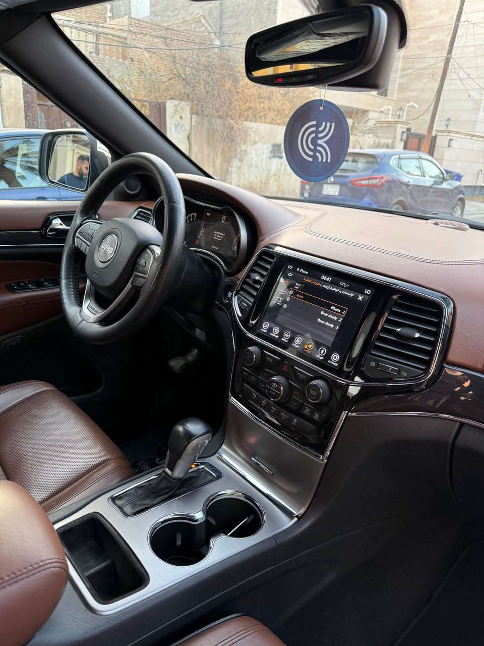 سلام عليكم جيب اوفر لاند ٢٠٢٠ امريكي بدون صبغ 
داخل قرميدي 
بنراما 
تدفئة تبريد كشنات 
ستيرن كهرباء و هيتر 
رادارات 
جنطة كهرباء 
حساسات امامي خلفي 
تو ويل 
فول السياره عده الجكات و الموس 
ماشية ٥١ الف 
بدون صبغ بس تكحيل ب البنيد بدون ايرباك 
مكاني بغداد صليخ و كاظمية 
السعر ٢٩٠$ 
*********** بغداد, العراق
