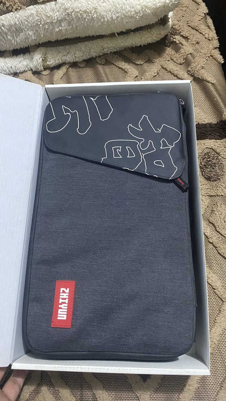 السلام عليكم عدي ستاند تصوير احترافي للموبايل اسمه (Zhiyun Smooth 5S Combo) شركه معروفه واصلي اخذته من شركه الافراح للتصوير في ساحه التحرير اوبن بوكس كلشي وياه جديد ما مستعمل ويجي وياه كارت اشتراك مدفوع مجاني تفعله بل تطبيق مدته سنه كامله حاليا ما اعرف اسعارهن اطيني سعرك ونتفق 
واتساب ***********
