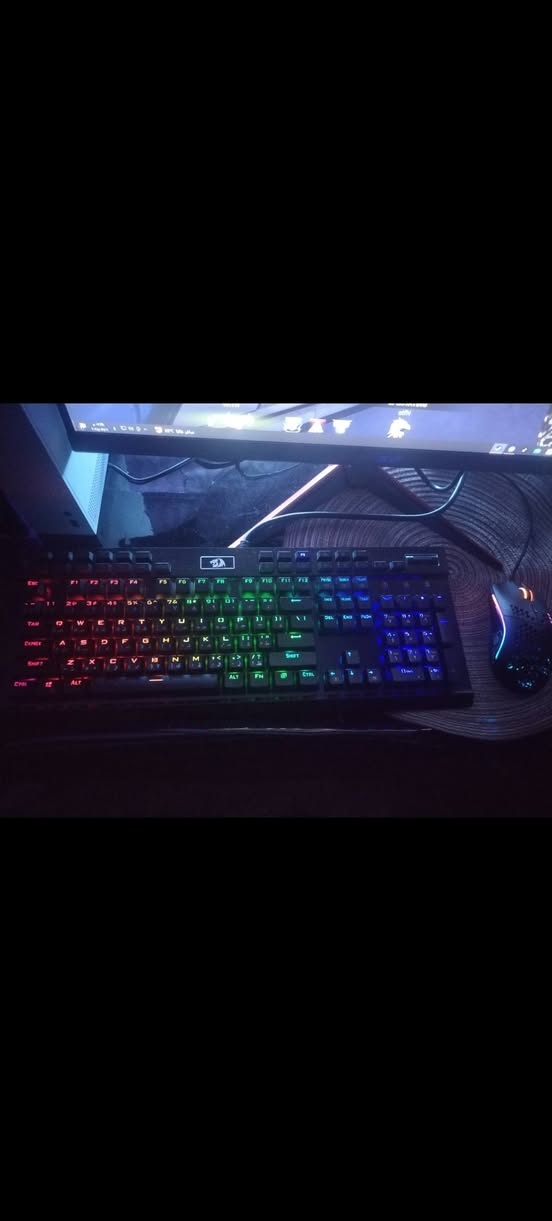 الرقم  *********** السعر 550
🖥️ مواصفات البيسي:
المعالج (CPU): Intel Core i5-10400F
سرعة 2.90GHz
كرت الشاشة (GPU): NVIDIA GeForce GTX 1650
الرام (RAM): 16GB
(قطعتين)
المذربورد: H410H
التخزين:
500GB SSD
500GB HDD
👉 المجموع 1TB
الباور سبلاي: HV550WPRO
🖥️ مواصفات الشاشة:
الشركة: Acer
الدقة: 2K (2560×1440)
التردد: 144Hz
