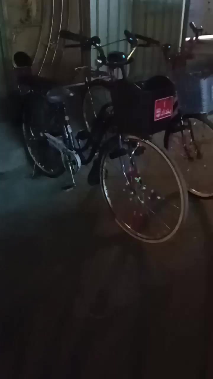 السلام عليكم بايسكلات البيع حجم 27 و 26  بايسكلات نضيفات لازرك مبدله ويل جديد ولاحمره جاملاغات جديد و صينه جديد بريك امامي خلفي جديد مكان بغداد السعر خاص الرقم ***********
