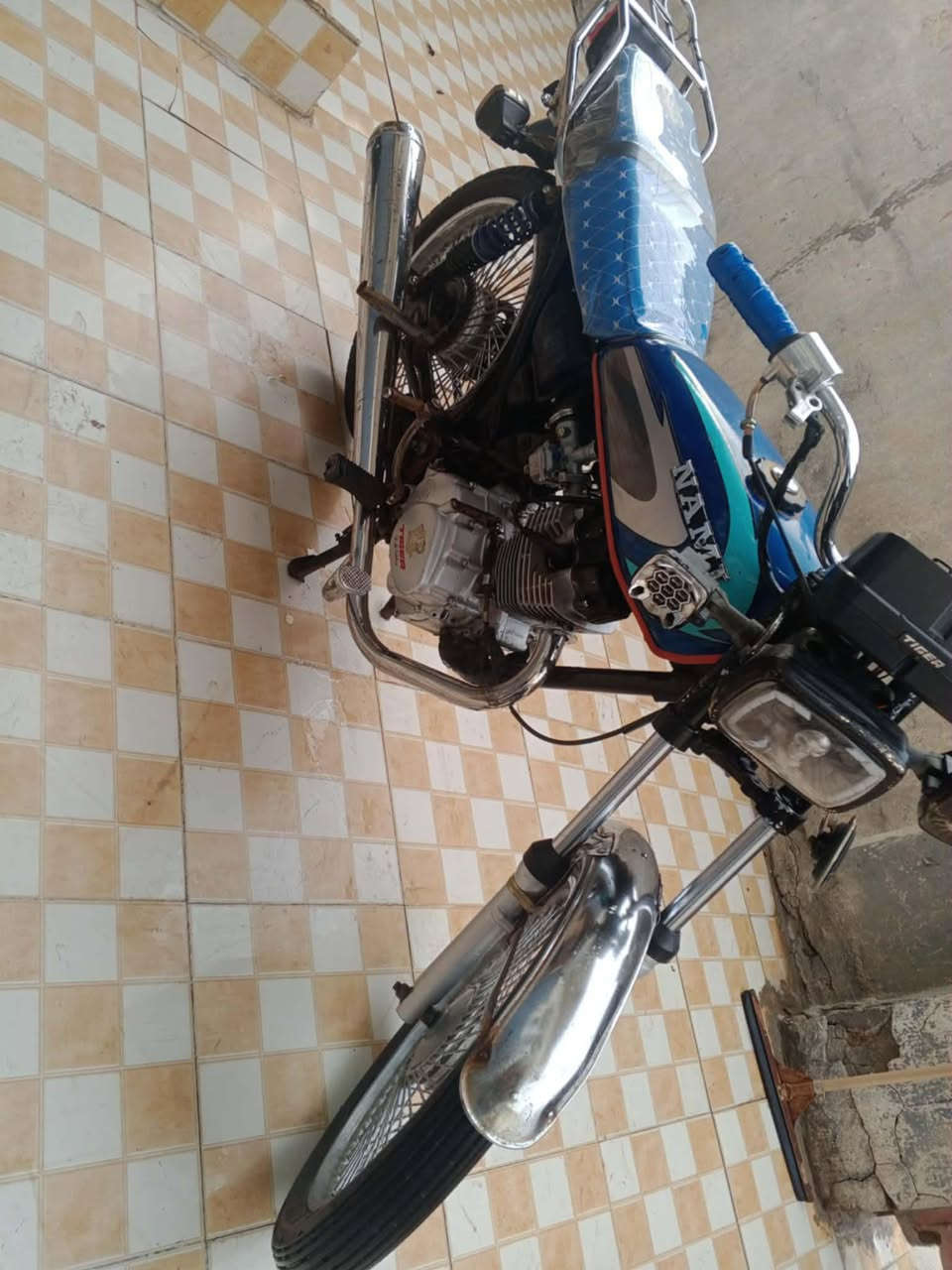 سلام عليكم مكلف بل نشر🤚🏽دراجه تعمير بدون وراق كلك مكينه تايكر مجفتف مره واحد دراجه نضيف ومرتبه شاصي نامه امتياز السعر 300 وبيه مجال بسيط العنوان بابل قضاء القاسم للحجز ولاستفسار ***********♥️
