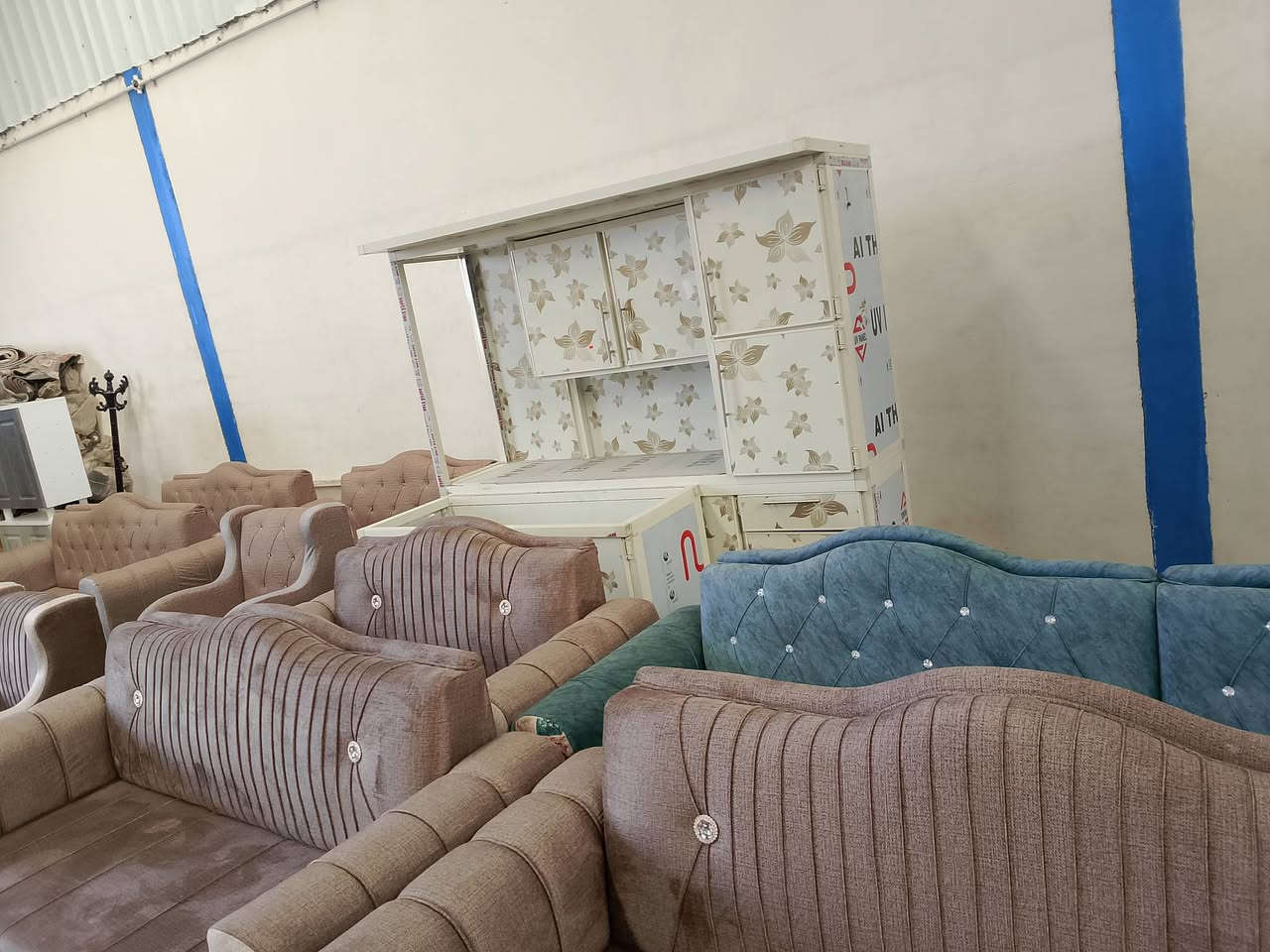 اثاث منزلي بمختلف النوعيات والاشكال والاوان وبأنسب الاسعار العنوان صويره شارع العام قرب محطة رضا الصالح القرب من مطعم هنداس السايد الرايح البغداد/مجمع الشمال/التواصل ***********/وحياكم الله
