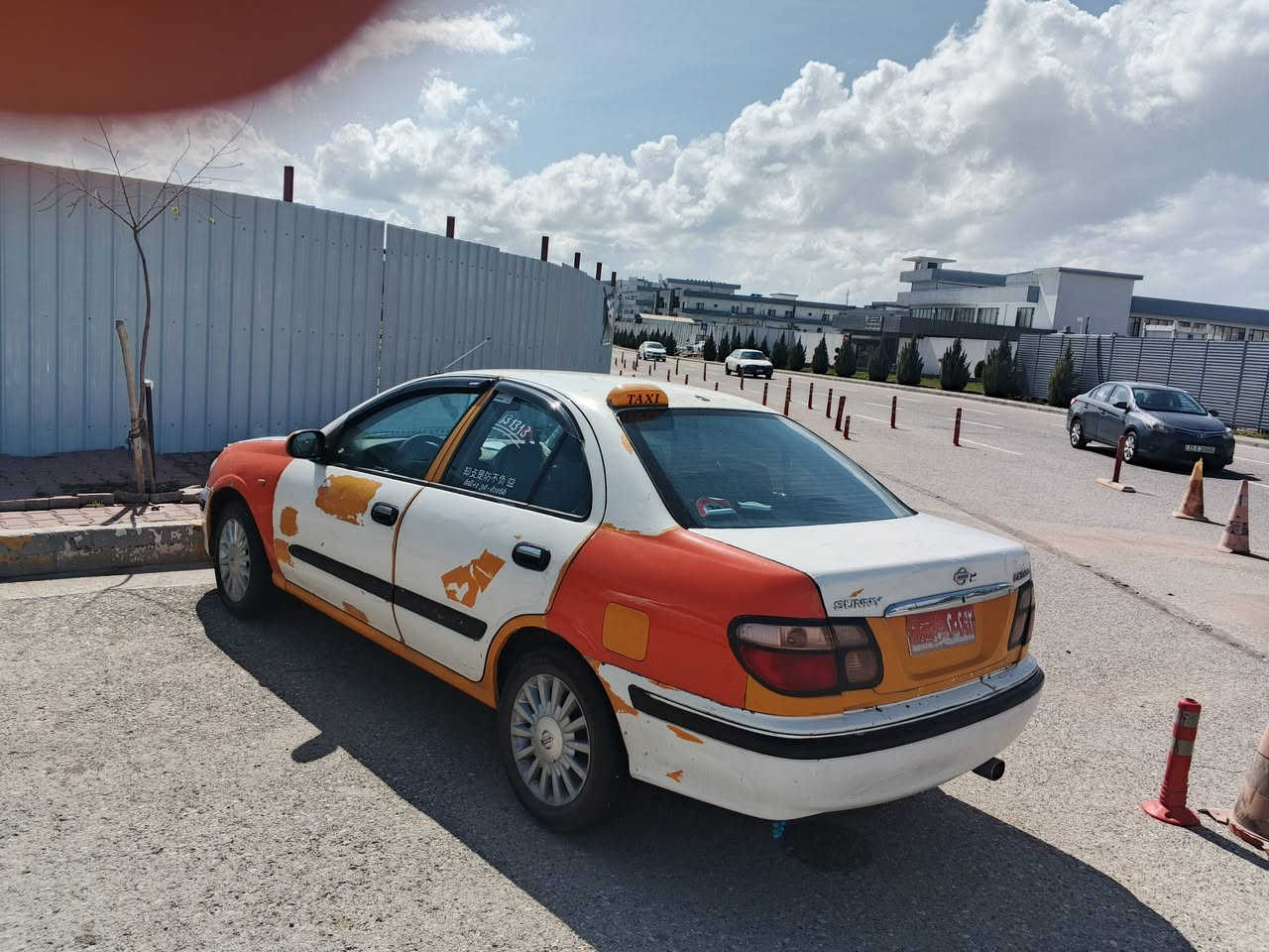 بە نا وی خوای گەورە 
سە نی 2001..3بارجە ی سلیمانی بە شە رتی غرامە و ئە وە لیات...گێر عادی گیرو مە کینە و کلاج وعەینە ی بە شە رت مە کینە ی هە ڵمی دە می نیە...کارە بای کامل مە زبوتە لە بلاجکتورە وە تا گلۆبی ناو سنوق...تایە و ویلی لوکە 2مانگە خراوە تە سە ری. تە برید ساردو گە رم بە شە رت .. کامل جوانکاری بۆ کراوە سە رداشبوڵ سینگی داشبوڵ دە رگاکانی لالون شە فاف لیدی بە قاج گوشن گاعی تی گیراوە تە وە... ناو سندوقی تی گیراوە تە وە ... شاشەی ئایباتی باریک کامل سیستە مە ی سە وتی بو بە سراوە ئمبی فایە ر..بیش و دوا لیدراوی نیە....تە قە ورە قە ی نیە تازە داگیراوە...جە مە لخی لای سە کن لە گە ڵ دەرگای سە کن لیدراوی هە یە بی ناو گرتن...سە یارە کە مالی دۆستە 250 دینار مە سرە فی نیە ... لە سلیمانیم *********** فایبە ر وە تس ئە ب ... رە سمی تە ویشم داناوە..... سیعری خوار هە موو بازار 76 و مە جالیشی تیایە..
سوباس بو ئە دمینی گول
