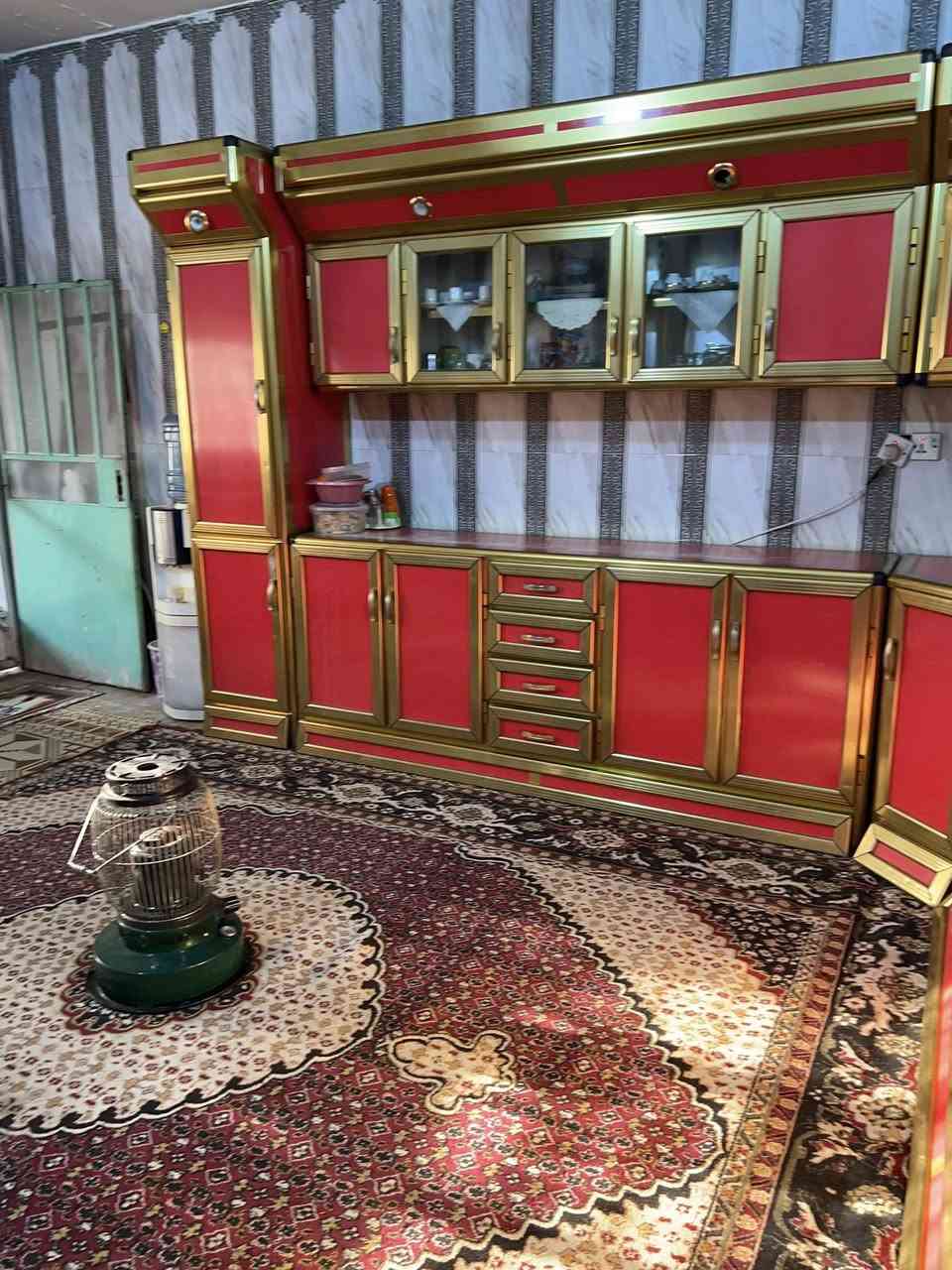 السلام عليكم
بيت للبيع المساحة 300 متر 
الواجهة 15
نزال 20 
يتكون من…
غرف نوم 3
استقبال 
هول 
صالة 
مطبخ 
غرفة ملابس 1.5x2
بيتونة 
صحيات داخلية 
صحيات خارجية 
حديقة 
الموقع /الفلوجة /حي المعتصم / قرب جامع الغركان 
للأستفسار :***********
