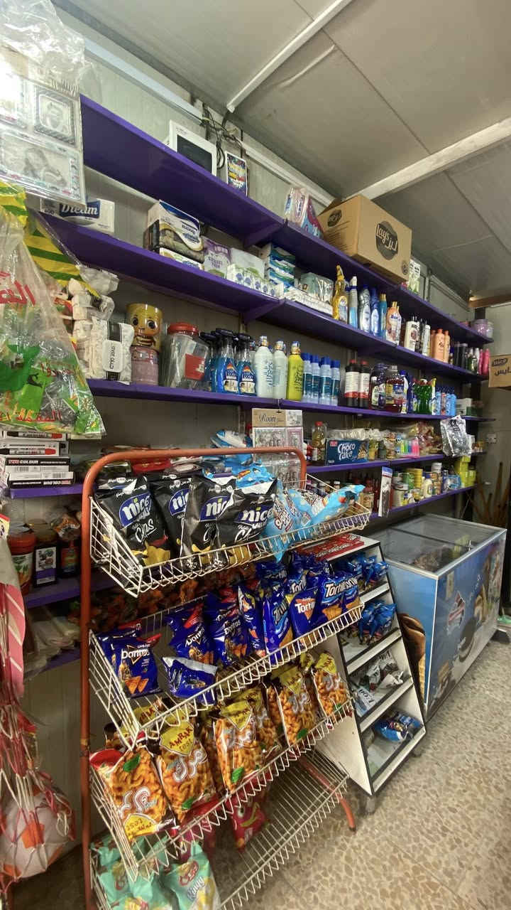 السلام عليكم محل للبيع
يتضمن 6 عارضات للمشروبات والالبان والعصائر ومجمدة واحدة للحوم والايس كريم وسفينة عارضة للحلويات وعارضه للكرزات وعارضه للبهارات و3 سلات للاجباسة مع رفوف للاغراض ومكتب للدخل ، المحل كامل ومتروس مع اغراضه بسعر 7 ملايين وبي مجال موقع المحل الغزالية شارع المشجر قرب الدفاع المدني الرقم : *********** .
