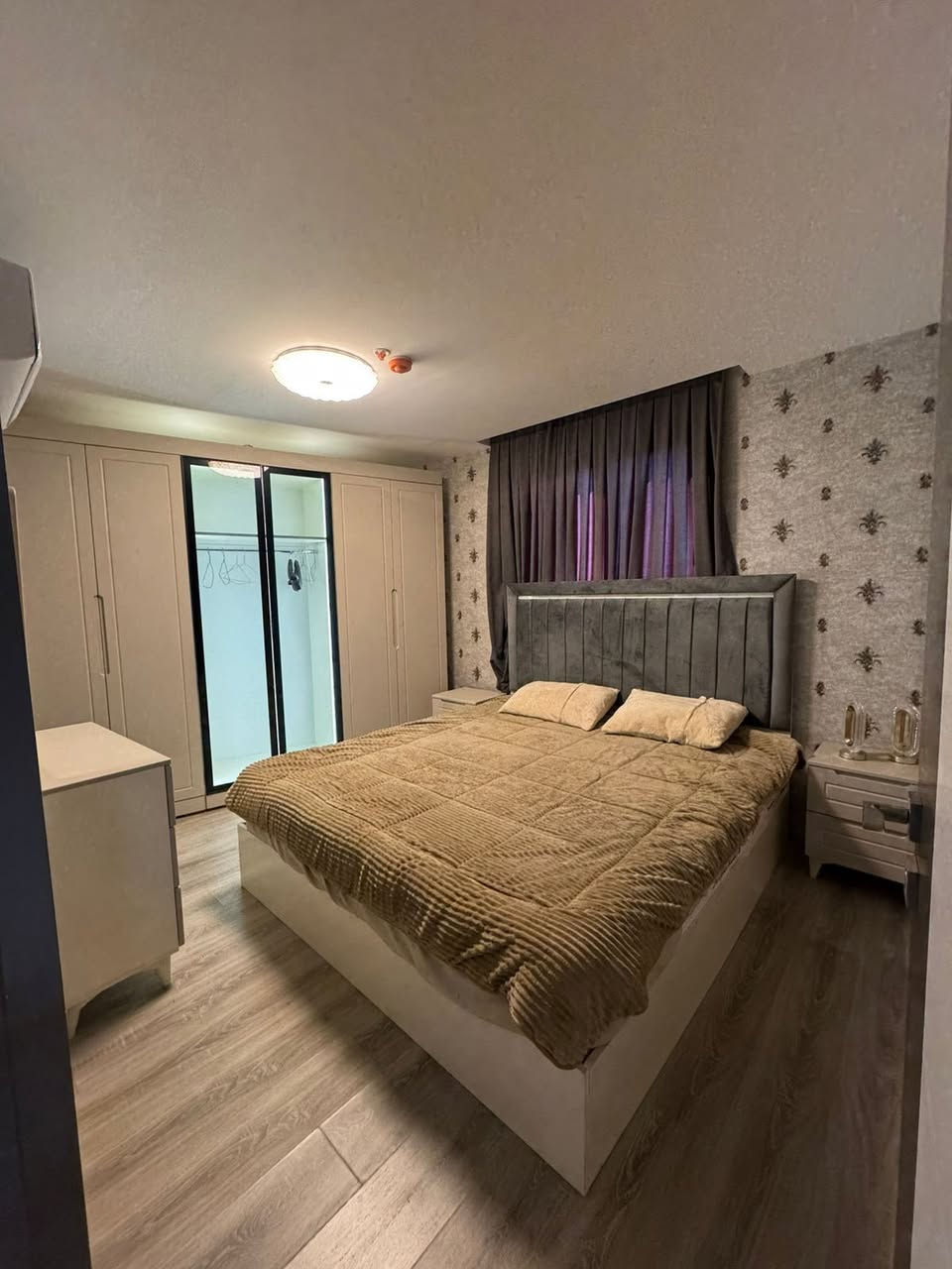 شقة للإيجار في أربيل
‏في مجمع سكني لايف تاورز
‏داخل مربع ذهبي 
‏شقة متوفر  غرفتين الصالة
‏مؤسسة بالكامل Vip 
‏مساحتها 116 متر 
‏طابق 16 
‏ واجهة على شارع 120
‏الاستفسار أكثر على ال WhatsApp 
***********
***********
