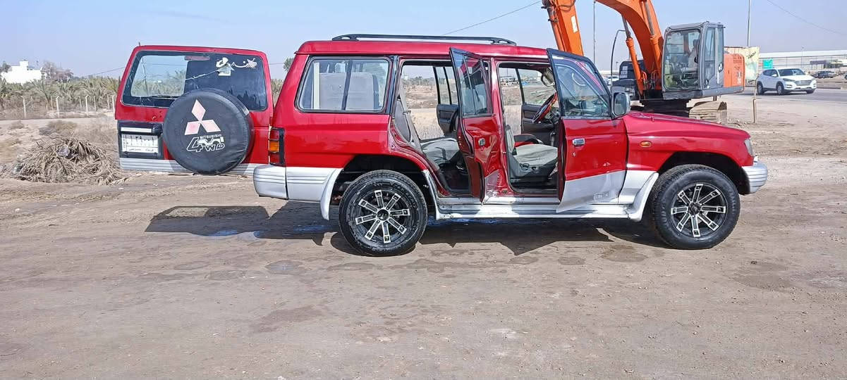 السلام عليكم من رخصه الأدمن باجيرو موديل 98 رقم قادسيه تحويل مباشر مكينه وكير اوتو محور فيفتي تخم تاير كهربائيات شغاله دواخل نضيفه مصبوغه جمالي حداديه نضيفه 
مكان السيارة الديوانيه 
موبايل ***********
السعر 65 وبيه مجال 
اخوان مكلف بالنشر اتصل على راعيه وتدلل
