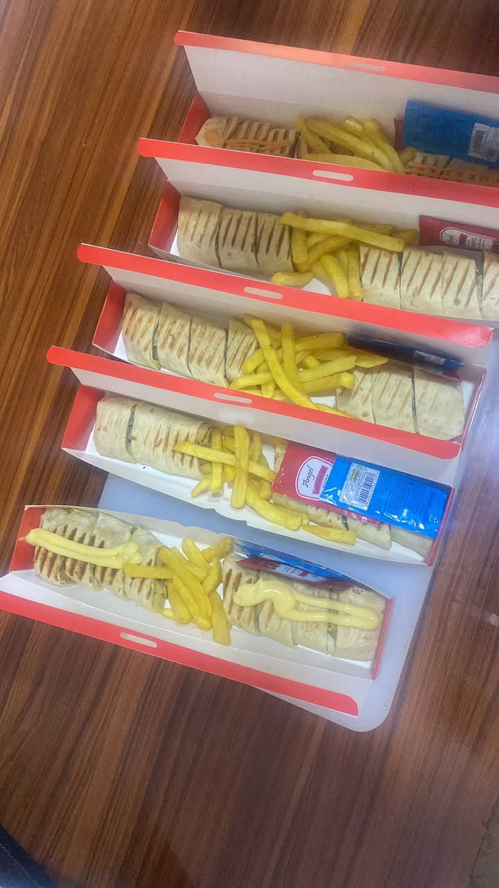 تدور هواية.. ملوك  دللوكم بالعروض! 😍✨ مطعم 
The Greil 
العرض لفتره محدوده 
كلشي عدنا حار ويوصلك  للكلب قبل المعده 
 1 بركر لحم عراقي صار  4000  
بركر دجاج  2500
ريزو مدخن 3500
صاج زنكر  دبل  2500
صاج شاورمه دبل  2500
صاج بركر لحم 4000
 صاج بركر دجاج 3000
كرسبي 3 قطع + فنكر + صمون   بس 4000
​ احجز طلبك  هسه: 
***********
📍📍🏗️. شارع مركز الشباب  مقابل جامع الراشدين  قرب دائره البلديه
