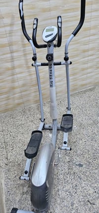 للبيع جهاز رياضي من نوع إليس فتنس، نظيف وبحالة جيدة ومناسب للتمارين ال...