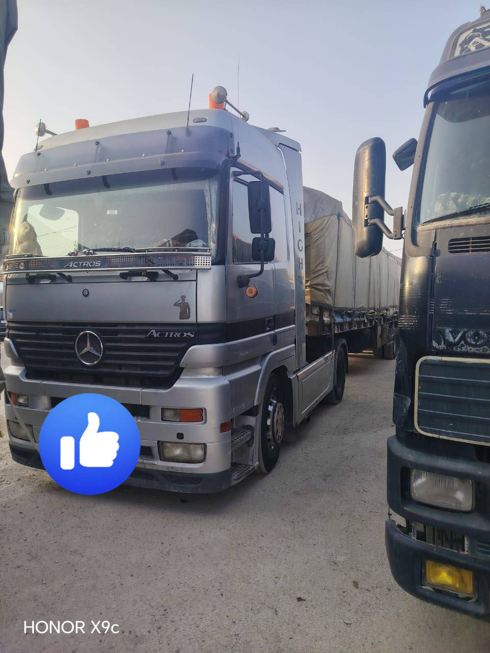 سلام عليكم سياره اكتروز سلفر مربوطه صهريج وعربانه موديل 2003 سياره موجوده بل بصره رقم دولي مسجله الانبار تواصل على رقم ***********سعرها 250 شدتين ونص
