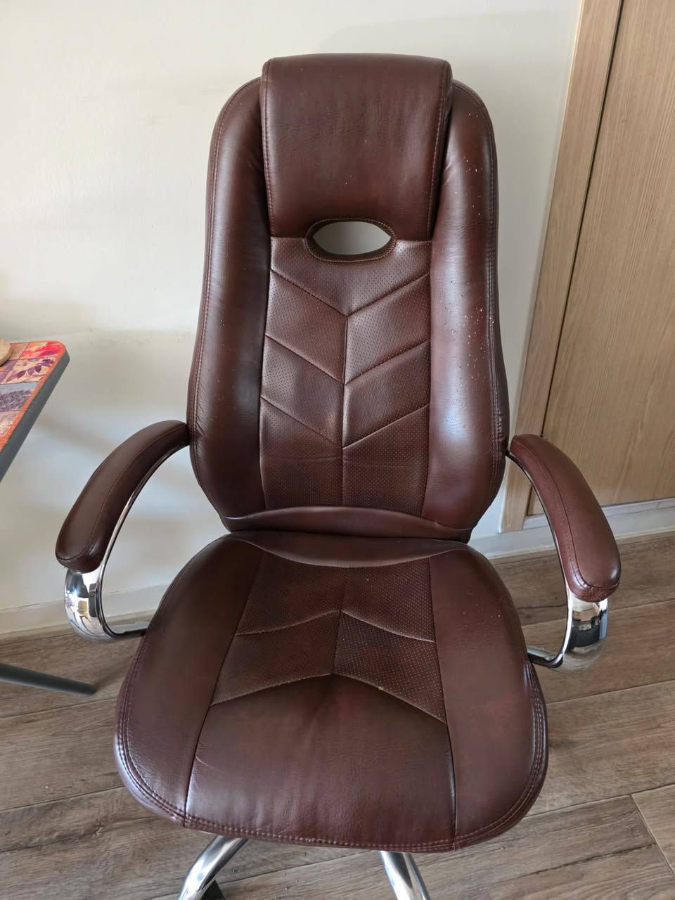 للبيع مكانهم بسمايه  كراسي مكتب  وميز مكتب السعر ١٥٠ الف للاستفسار ***********
