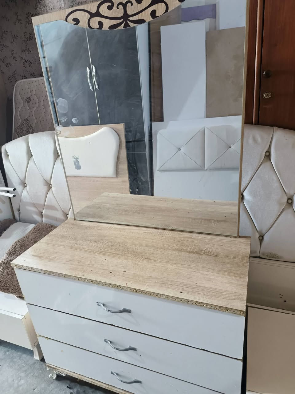 غرفەنوم للبیع 5قطعە بدو ن دوشک سعر 150الف عنوان کرکوک 
***********

***********
