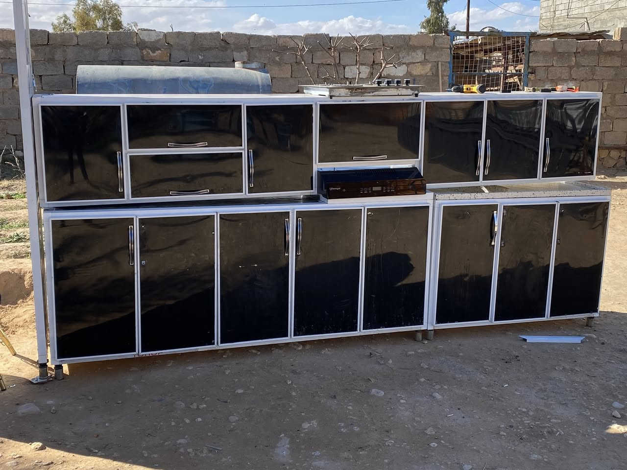 السلام عليكم
سبلت عامودي طنين ونص شرط بلادي بس ينشد 

سبلت جداري طن ونص بلادي بس تشد

كاونتر 3 امتار ونص ويا طباخ وساحبه وبي مكان ثلاجه سنك مرمر

ثلاجه بابين هيه مجمده هيه ثلاجه 

***********
واتساب ☎️📞📩
