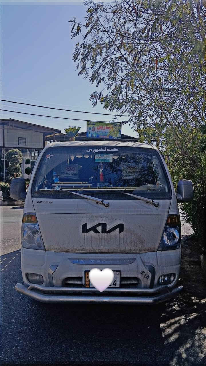 سەرەتا بە ناوی خودا 
کیا بۆ فرۆشتن 
مۆدیل ٢٠١٢ 
تەنها دەرگای لای سەکنی بۆیاغە بەبێ ناو گرتن 
گێڕ حادی ،مەکینە ٢٧٠٠ 
گێڕ و مەکینە و شانسی و تەقە و ڕەقە بەشەرت 
ڕەقەم و و سەنەوی و هەزە و ژینگە و هەموو شتی تازەیە 
بەناو خۆمە و یەک دینار مەسروفی تێدانیە و کامل جوانکاری بۆ کراوە
نرخی ١١٨ وەرەقە و مەجالەکی کەم 
***********
شوێن هەولێر
